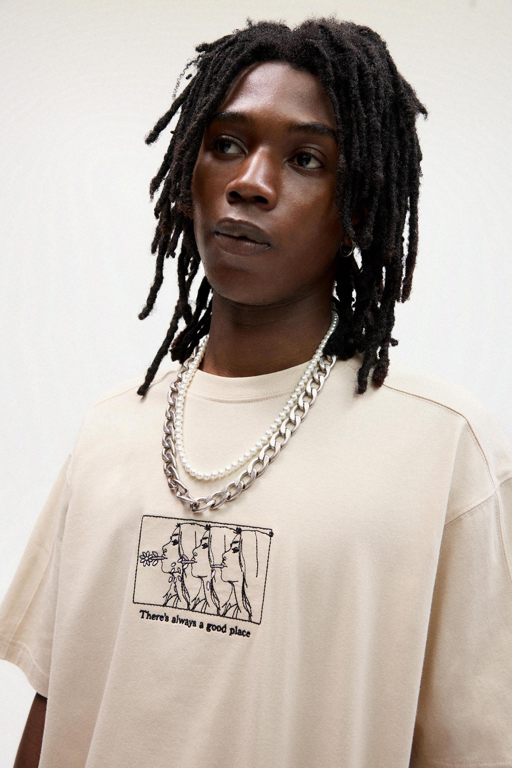 T-shirt with embroidered faces Product Image