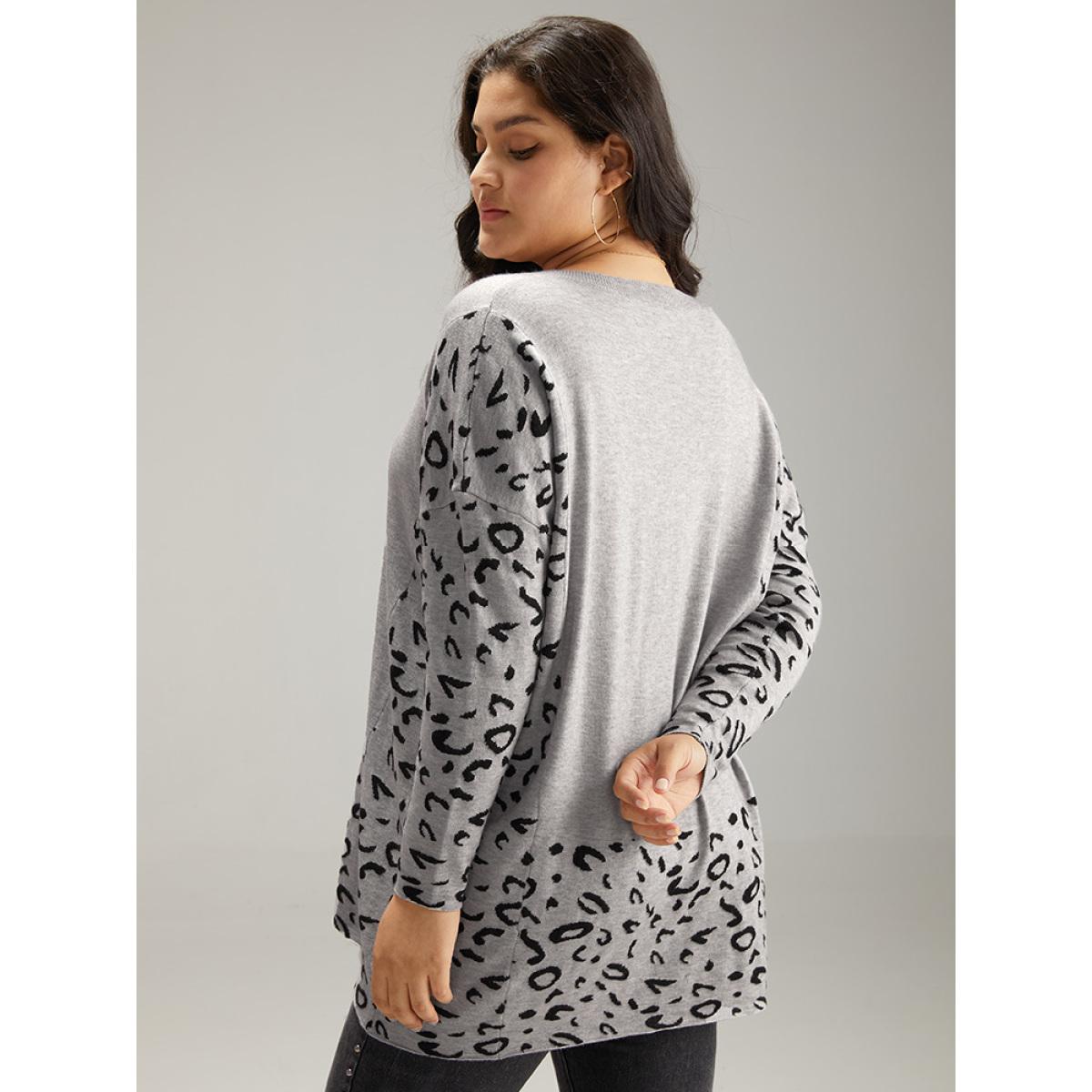Plus Size Patchwork Leopard Print V Neck Pullover LightGray Women Casual Loose Long Sleeve V-neck Dailywear Pullovers BloomChic 26/4X Product Image