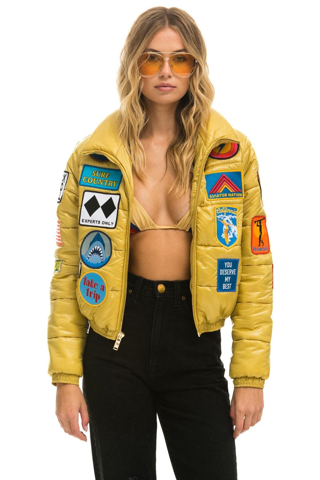 VINTAGE PATCH APRES PUFFER JACKET - HONEY GLOSSY Female Product Image