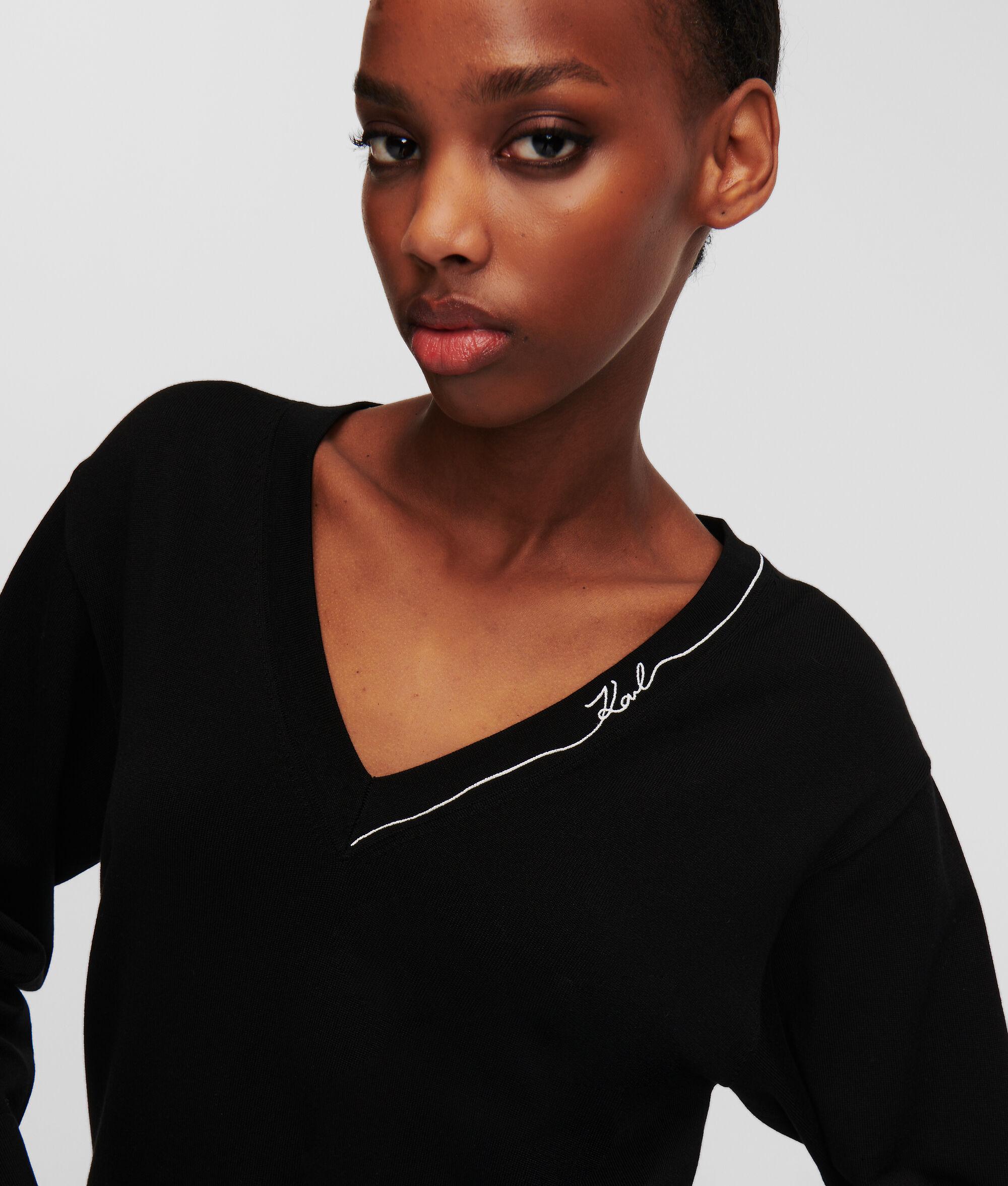 SIGNATURE V-NECK SWEATER Product Image