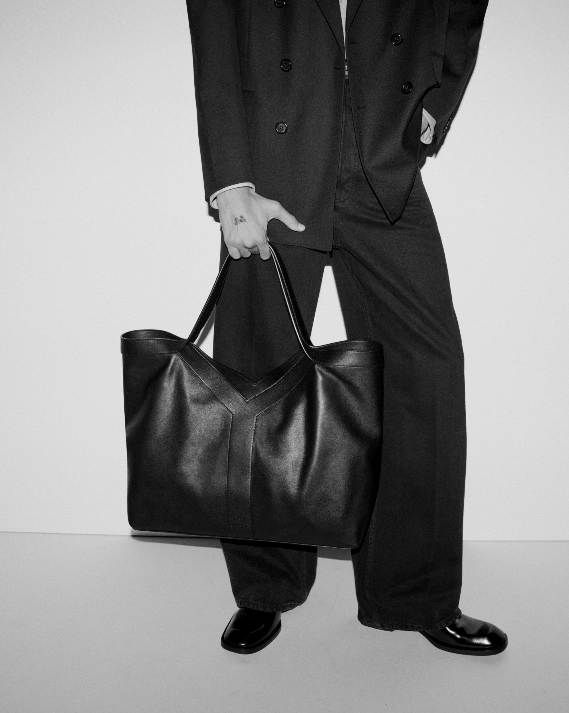 Y Large tote in leather Product Image