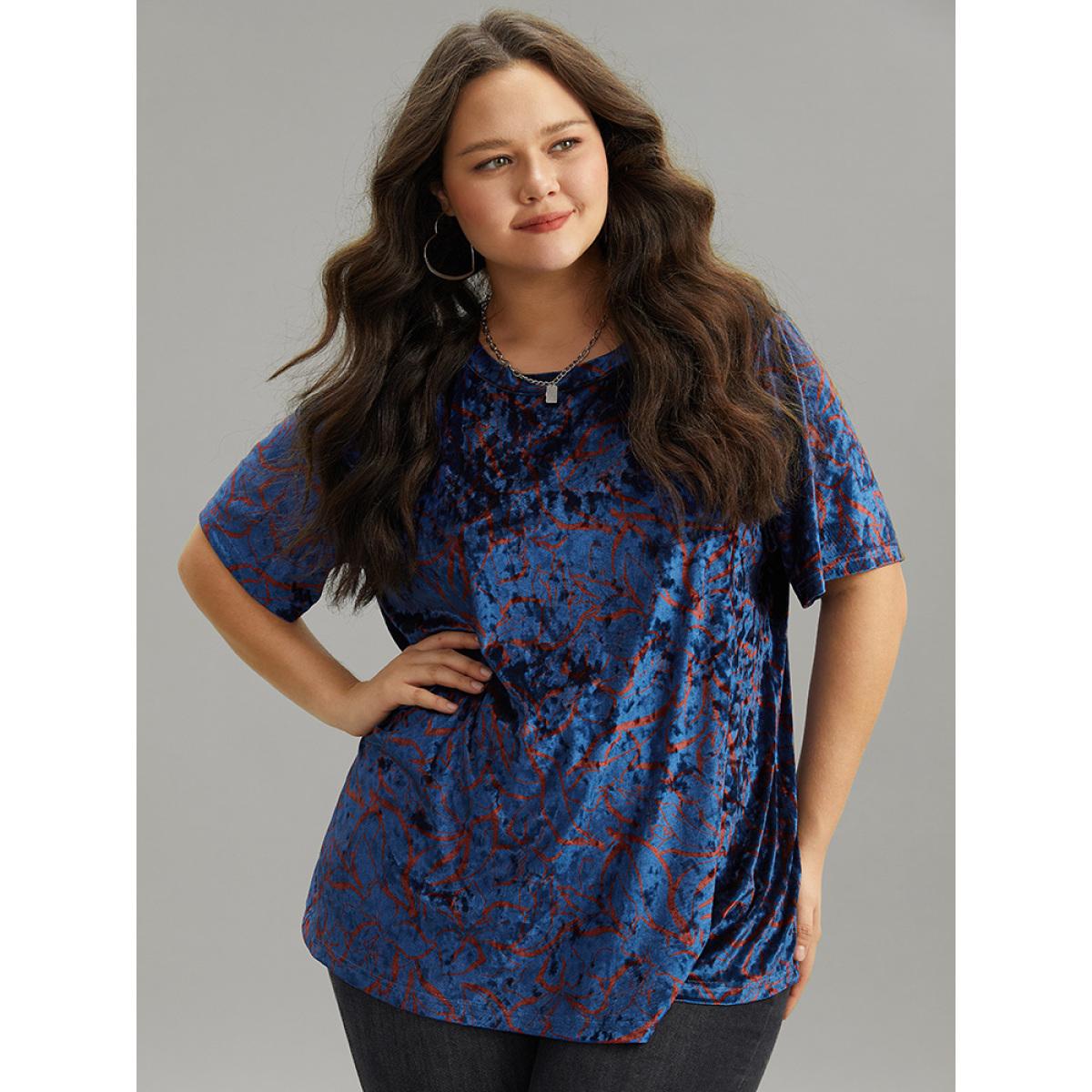 Plus Size Silhouette Floral Print Crew Neck T-shirt Aegean Women Elegant Printed Floral Round Neck Dailywear T-shirts BloomChic 28/5X Product Image