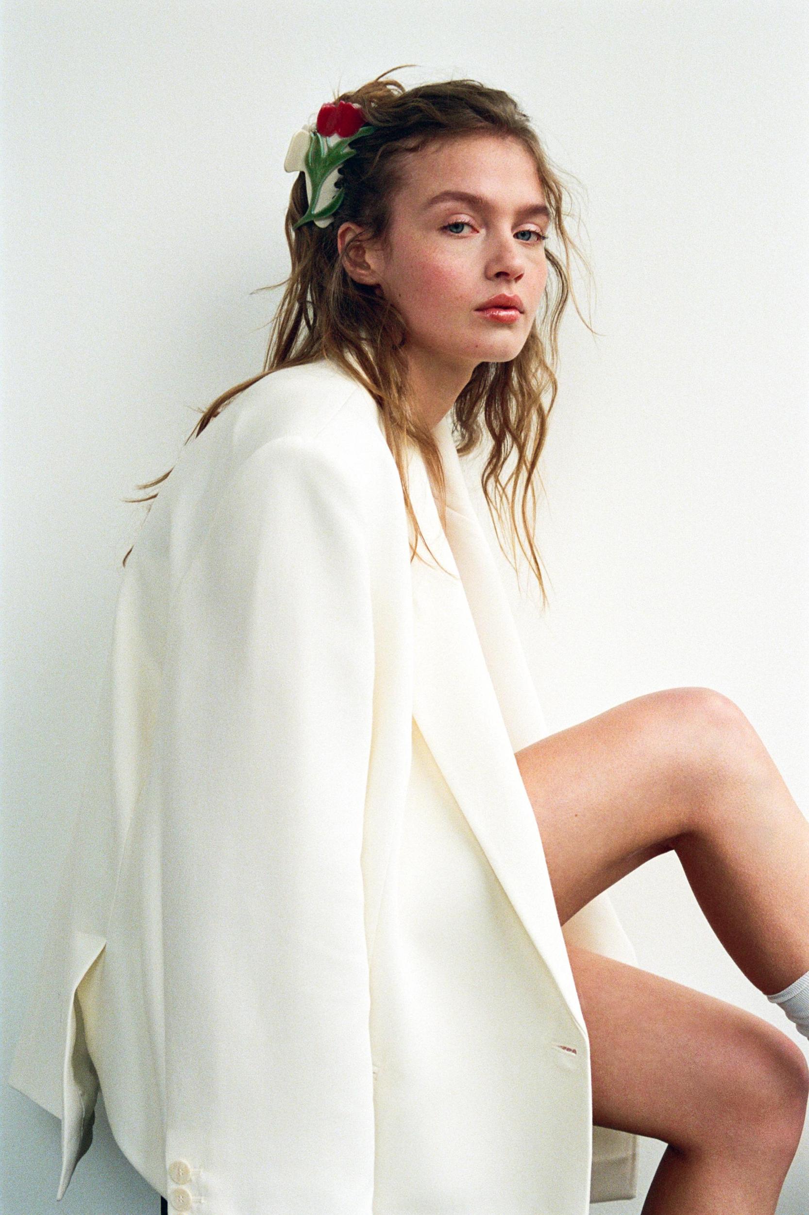 EMBOSSED FLOWER HAIR CLIP Product Image