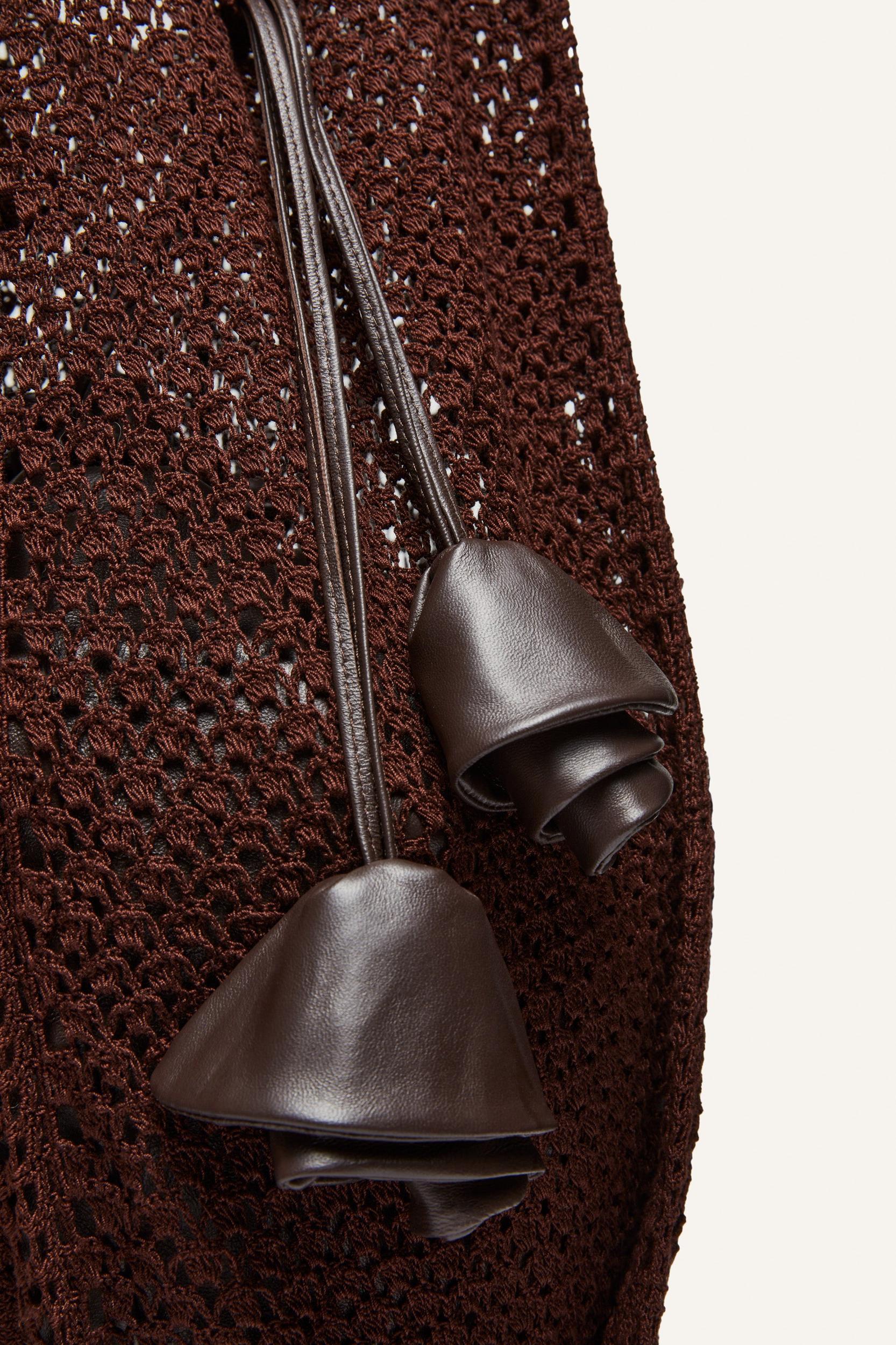 Crochet tote bag in brown Product Image