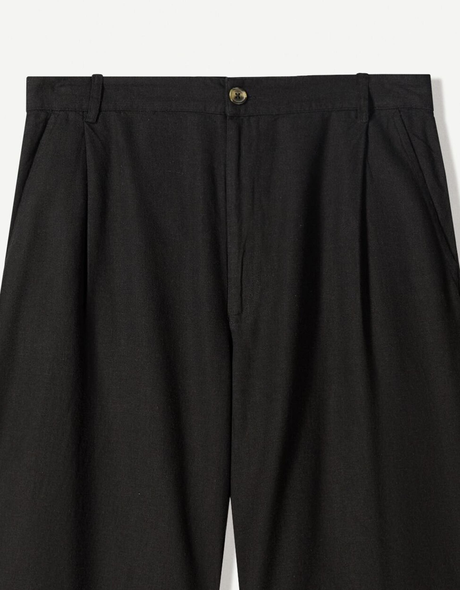 Rustic tailored Bermuda shorts with darts Product Image