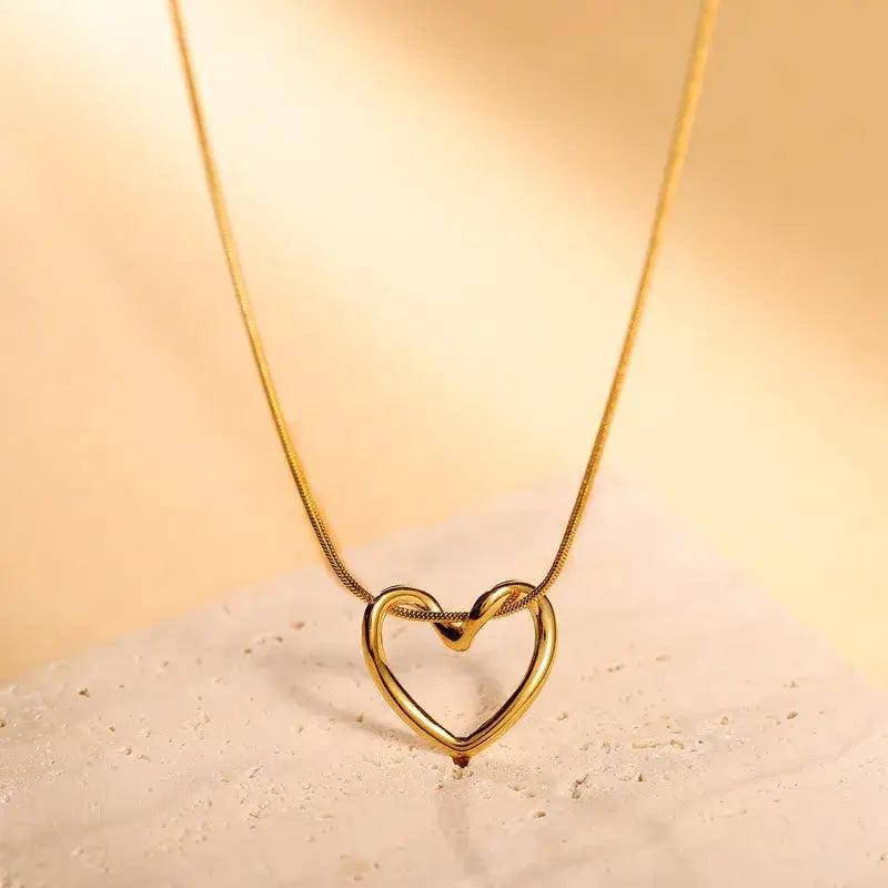 18k Gold Minimalist Simple Elegant Heart Chain Necklace Product Image