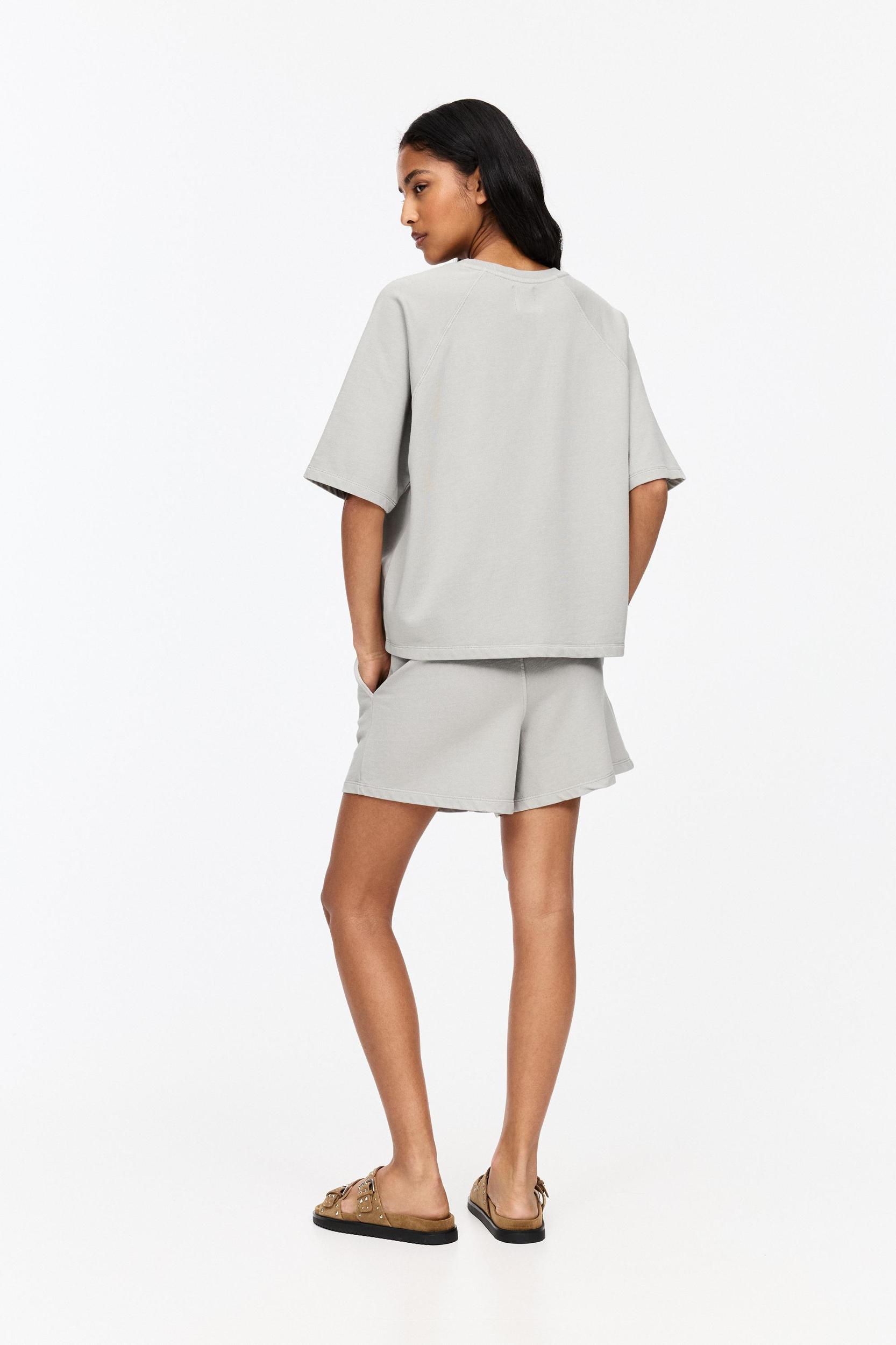 Short raglan sleeve sweatshirt Product Image