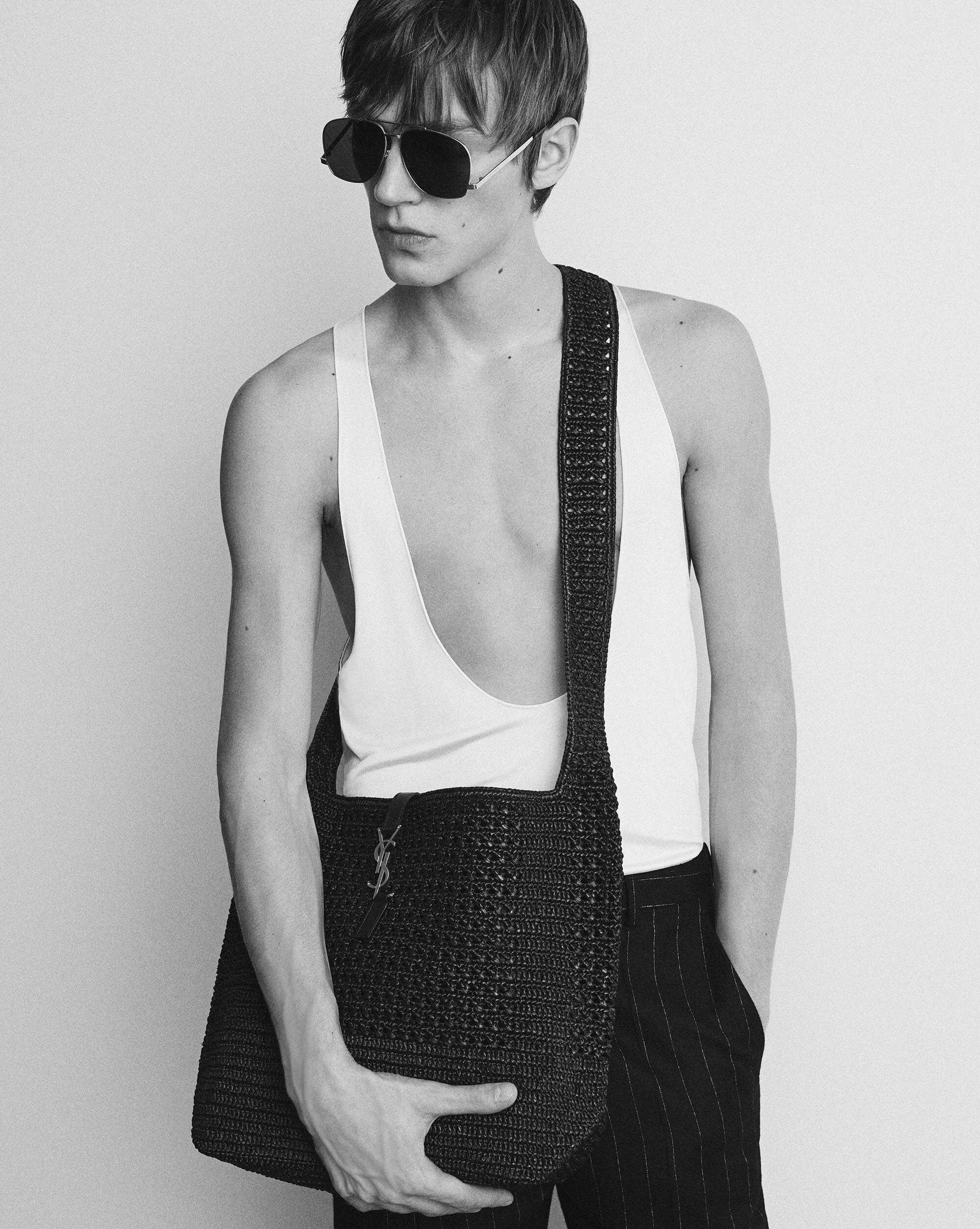 LE 5 À 7 medium tote in raffia Product Image