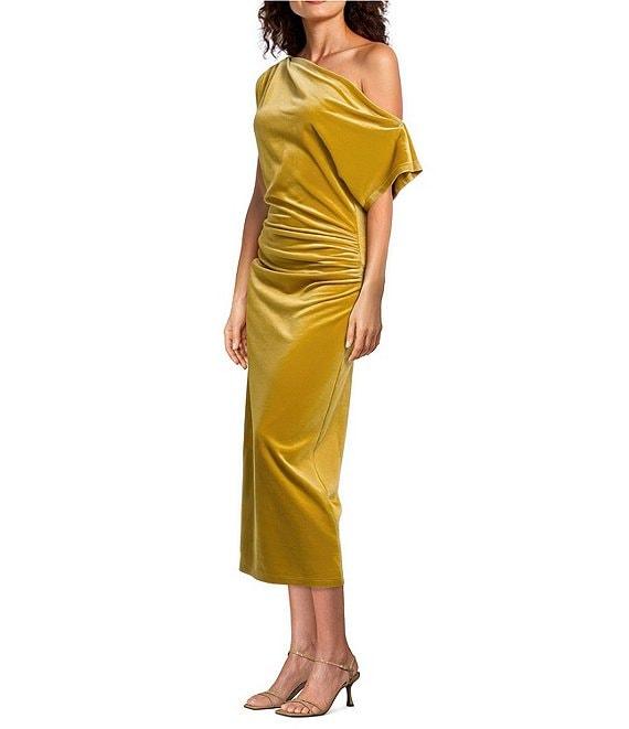 Gibson & Latimer Velvet Asymmetric Neck One Shoulder Off-The-Shoulder Short Sleeve Ruched Sheath Midi Dress Product Image