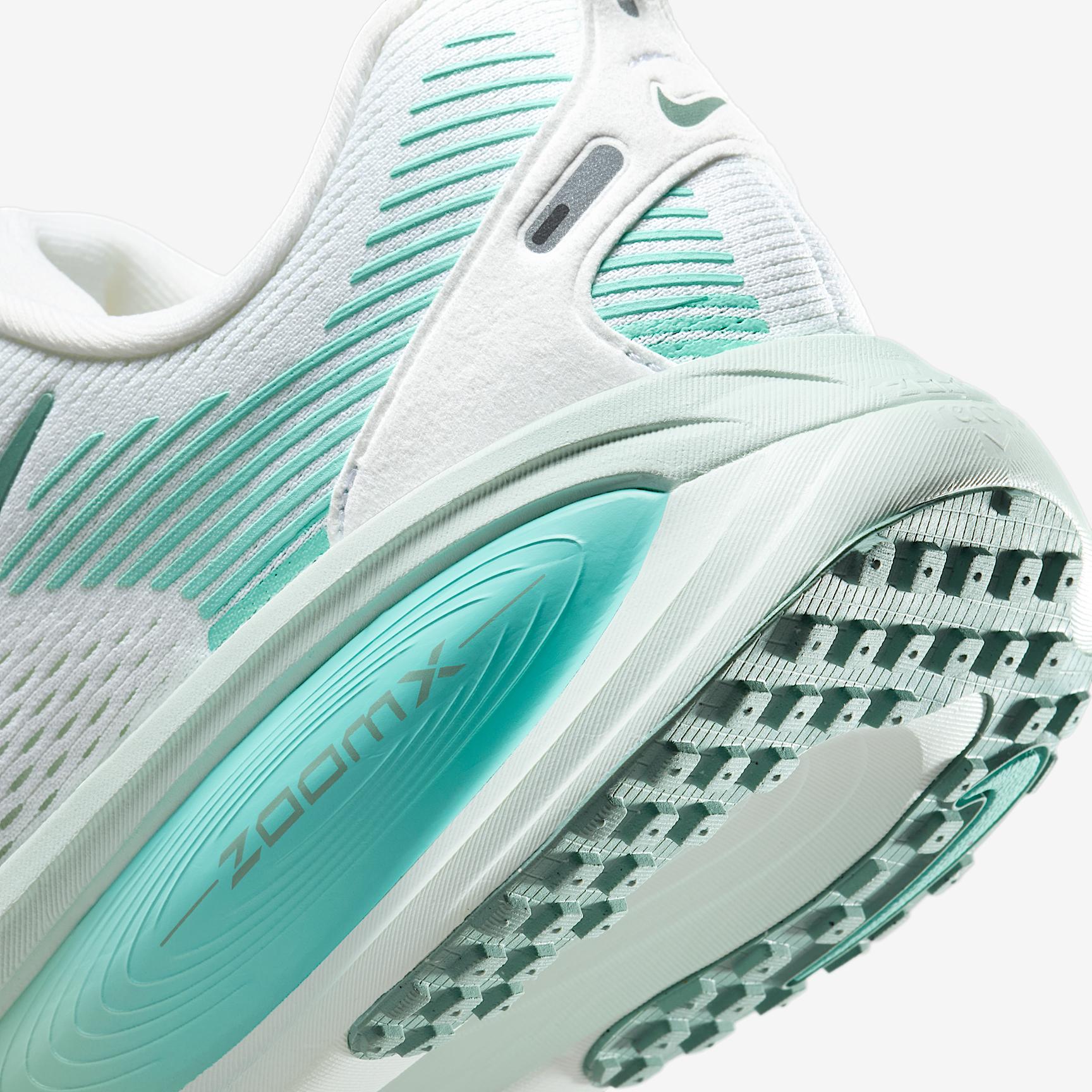 Nike Women's Vomero 18 Road Running Shoes (Extra Wide) Product Image