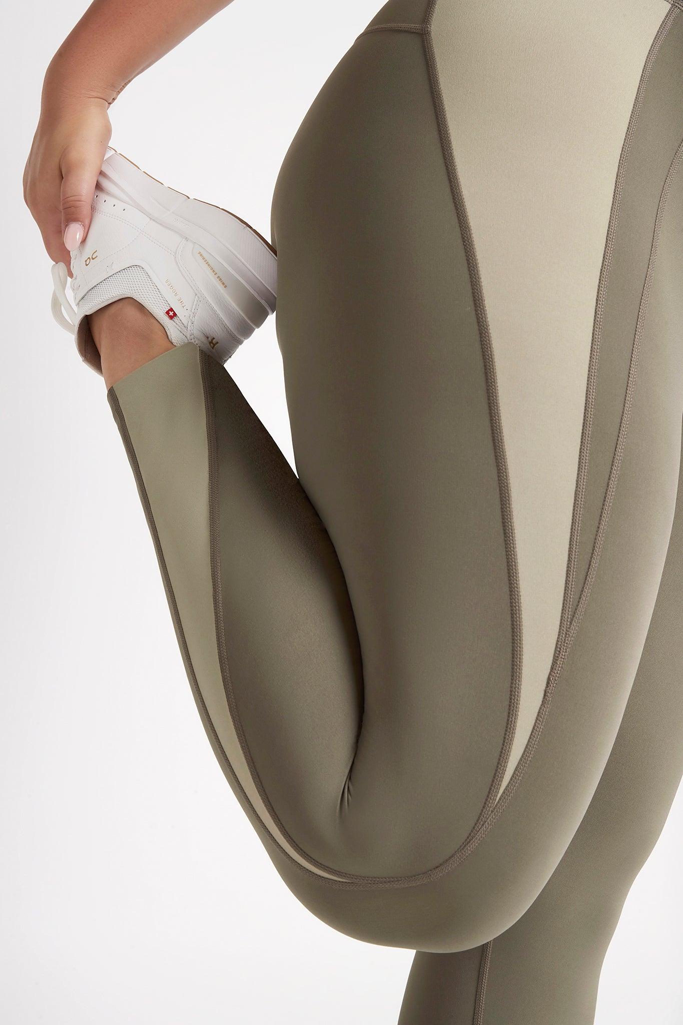 High Rise Signature Logo 7/8 Legging 210 Product Image