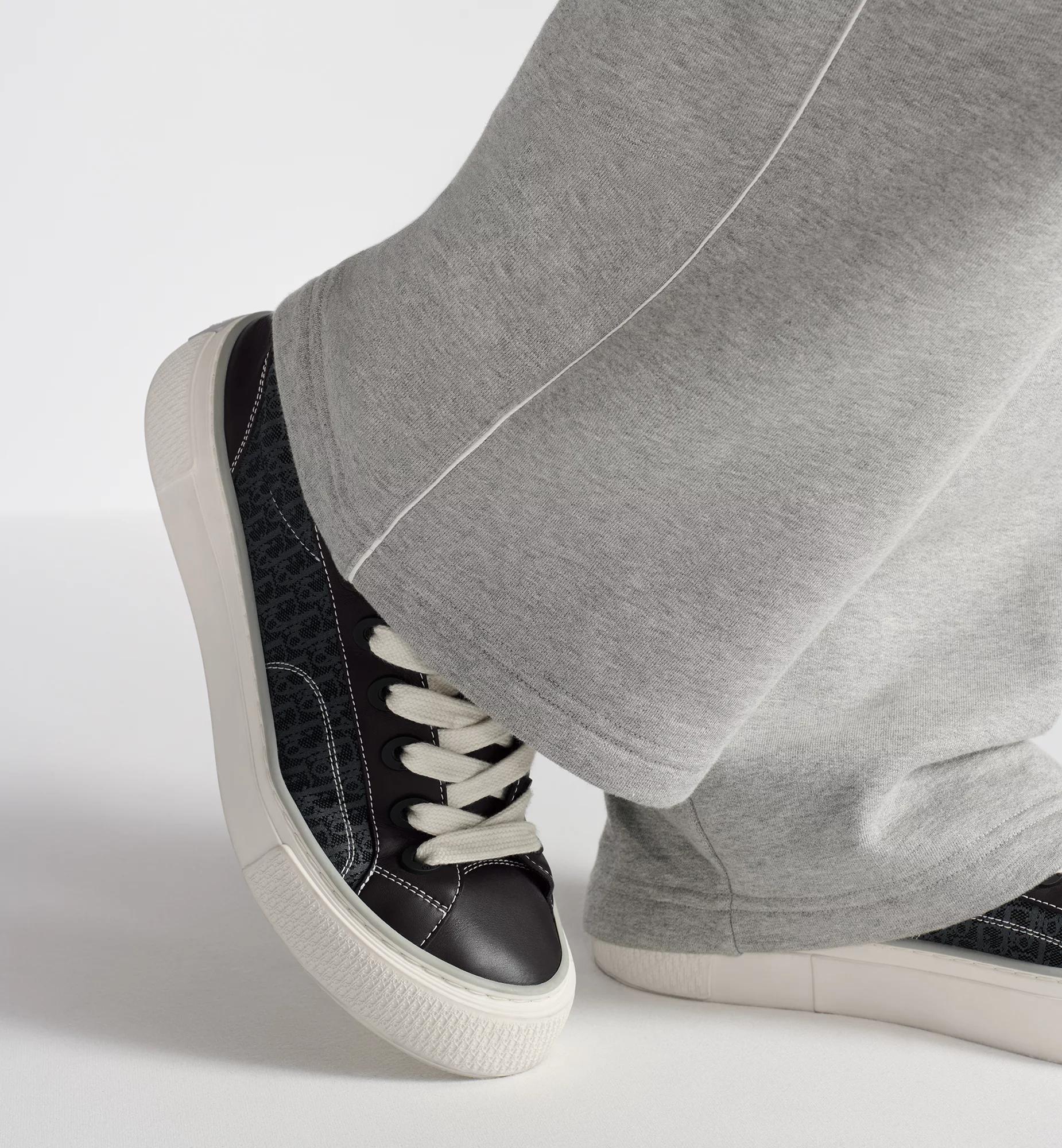 B33 Spin Sneaker Product Image