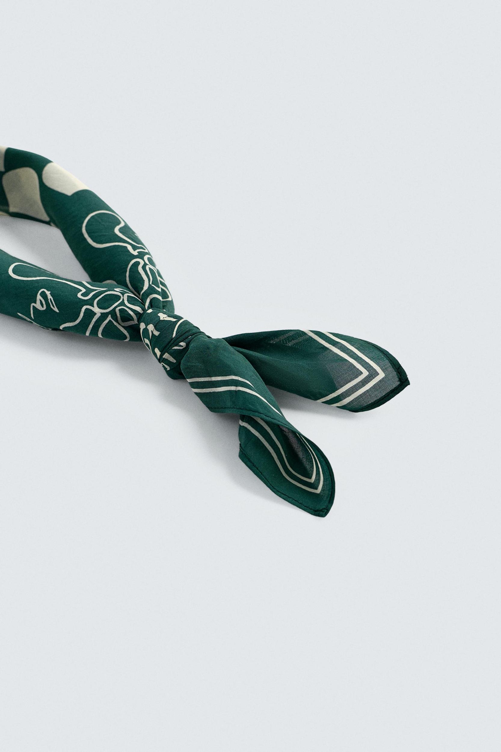 CONTRAST PRINT BANDANA Product Image