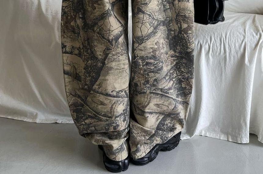 Low-Waist Camo Print Balloon Jeans Product Image