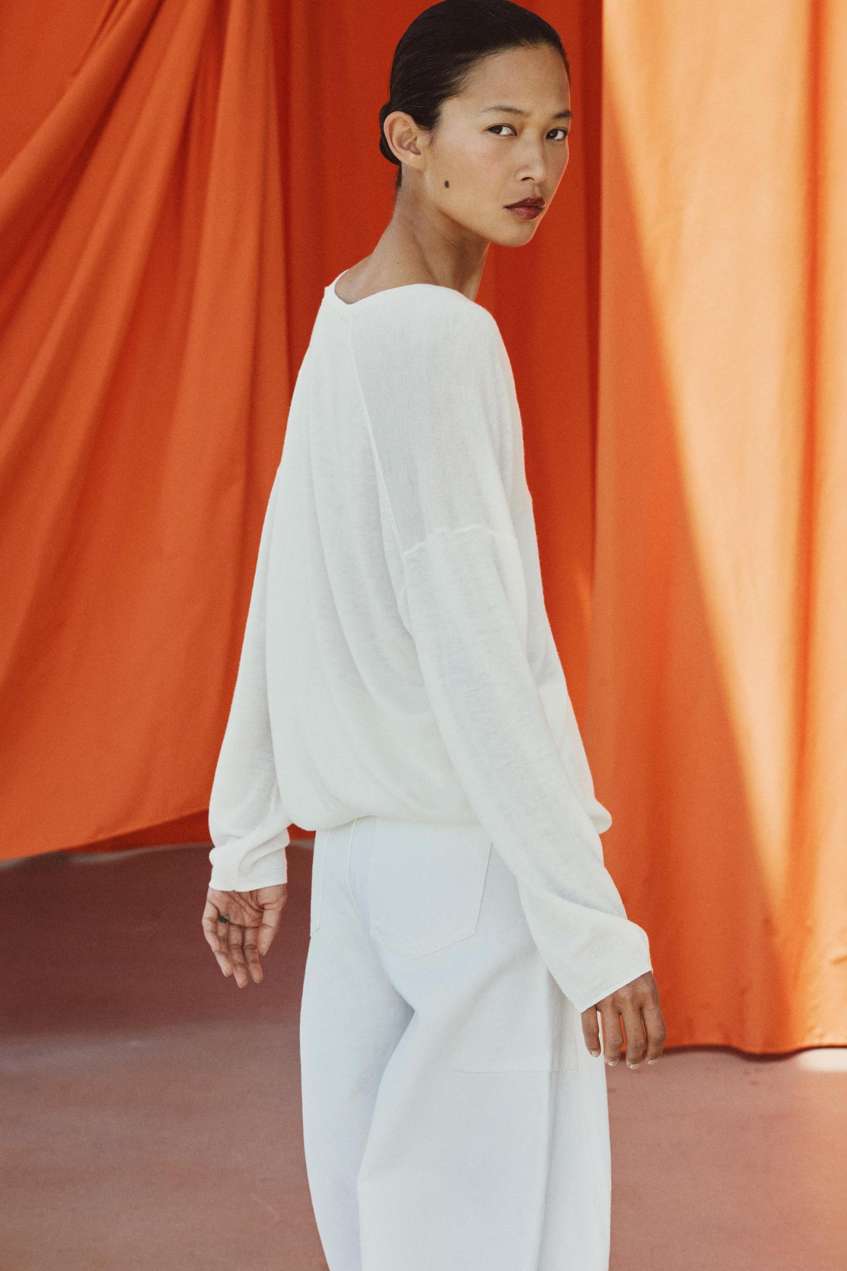 FINE KNIT V-NECK JUMPER Product Image