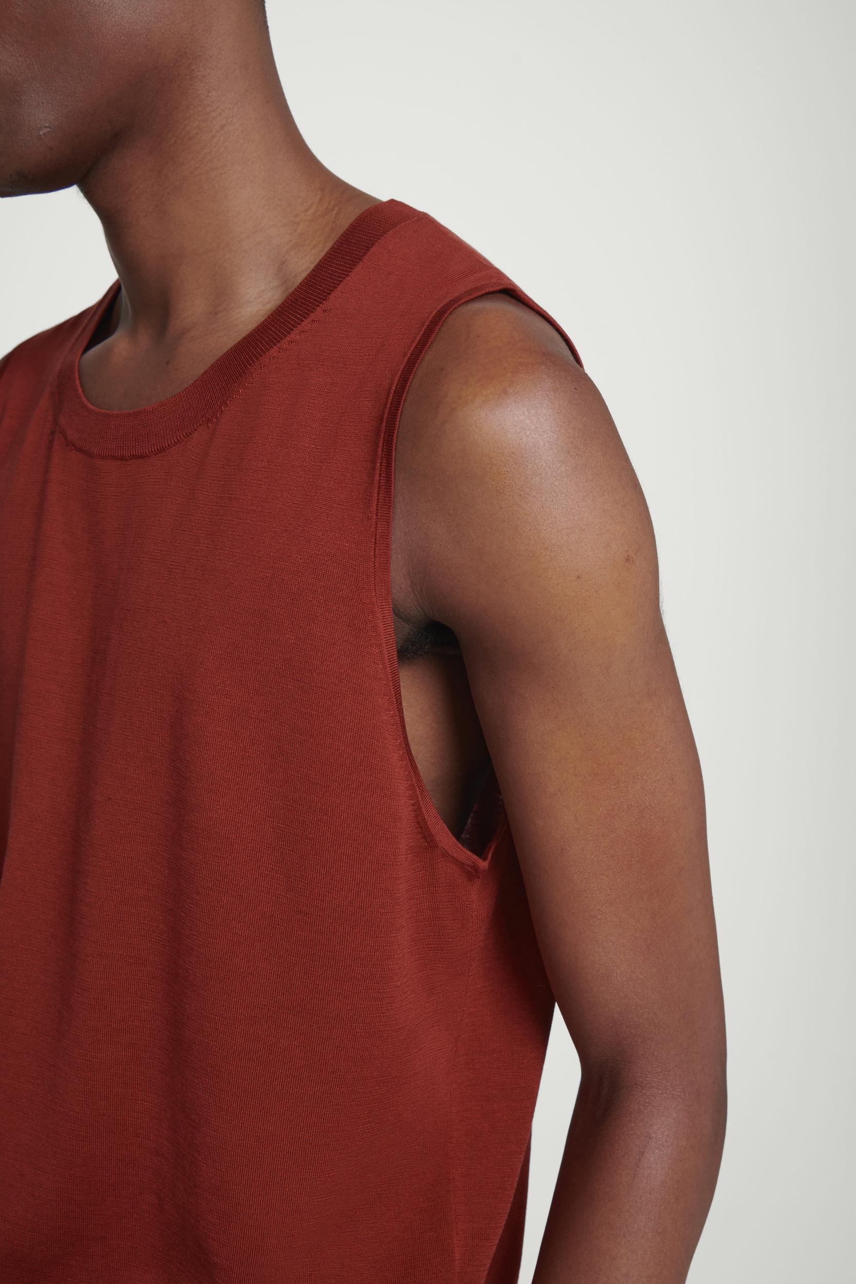 RELAXED KNITTED SILK VEST Product Image