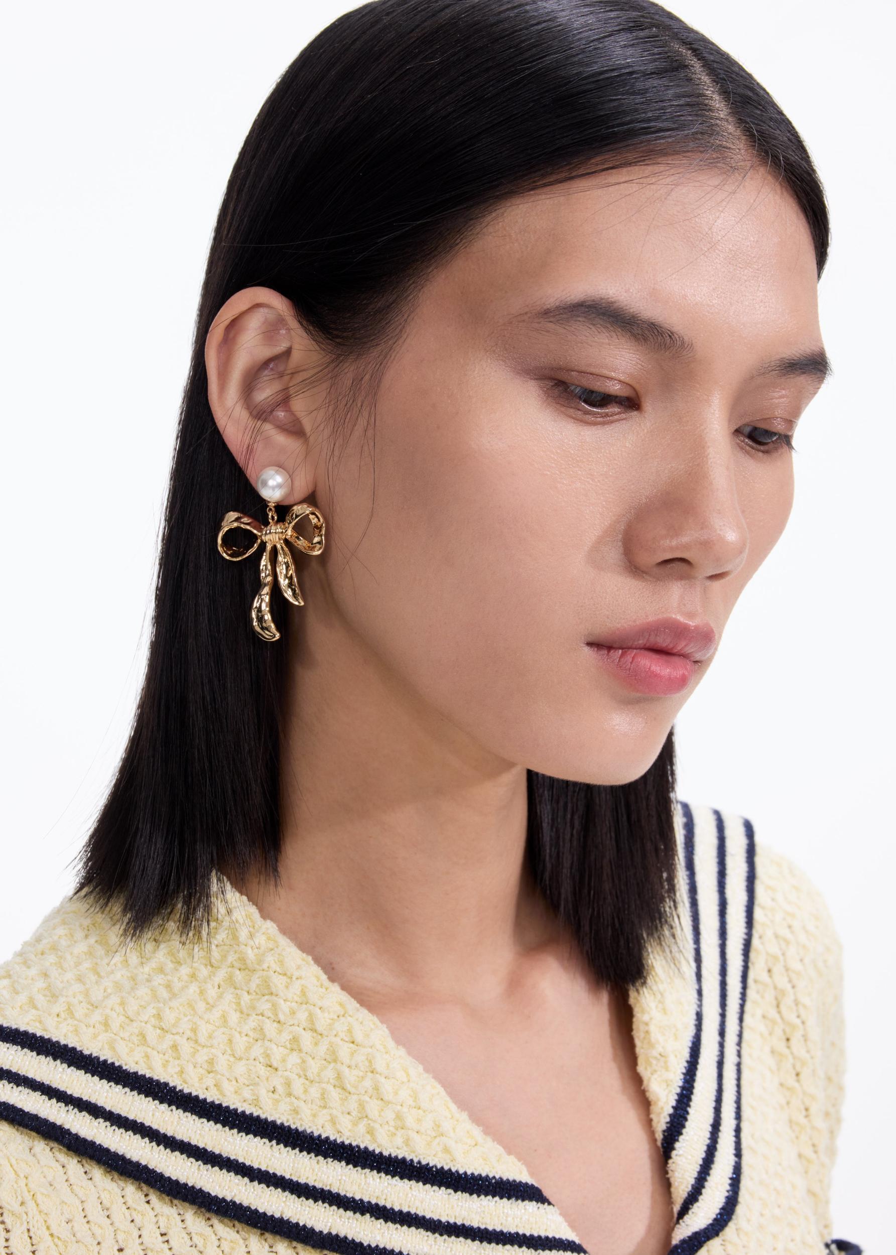 Mottled Gold Bow Earrings Product Image