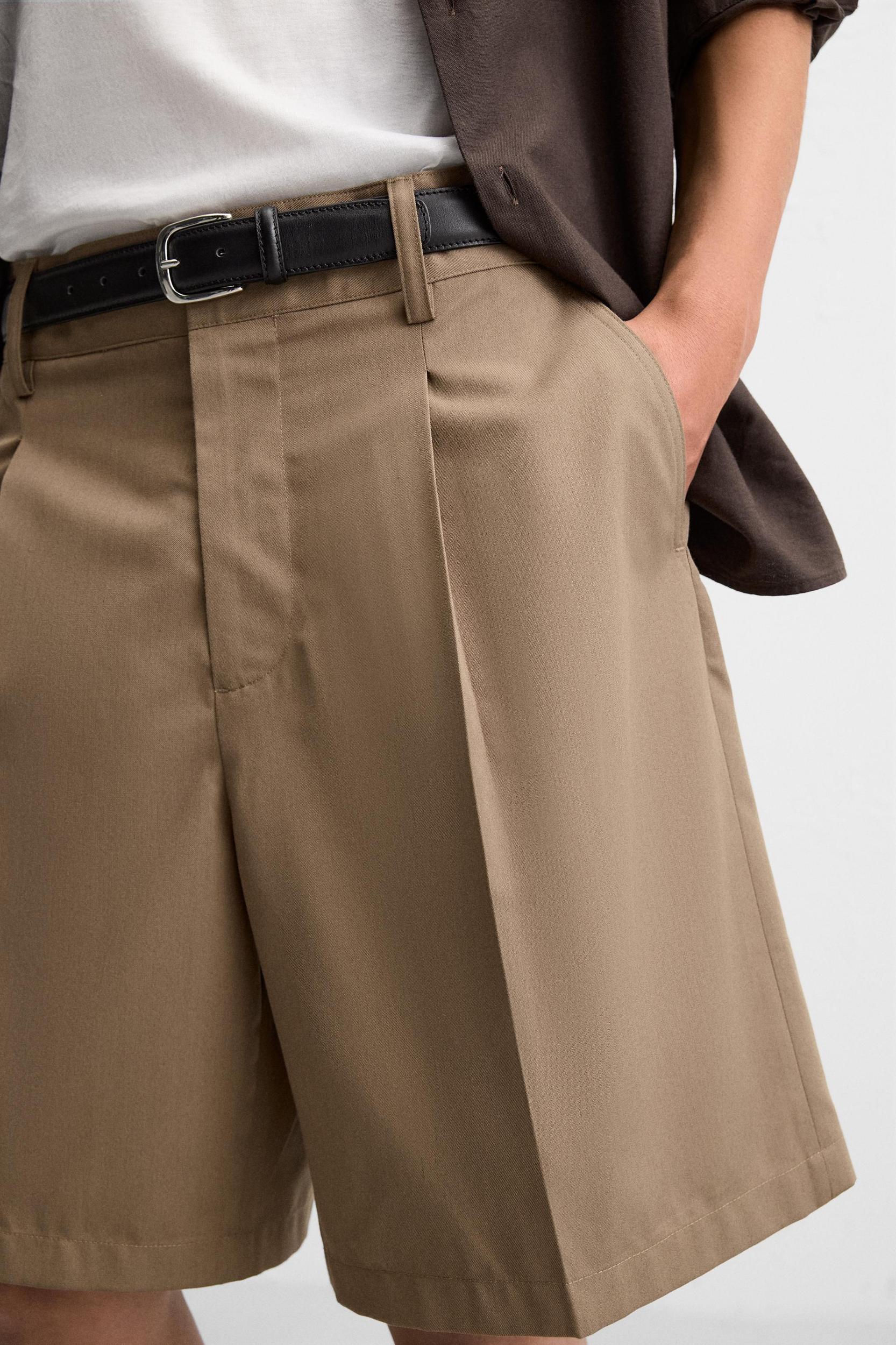 REGULAR FIT SHORTS Product Image