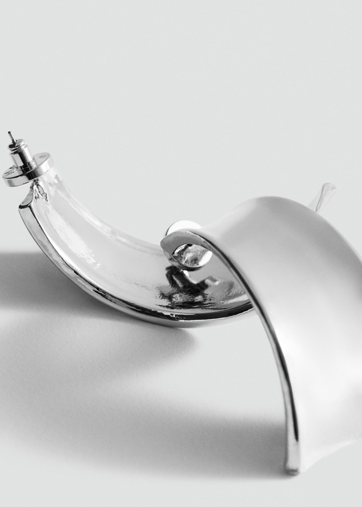 Wavy maxi relief earrings - Women | MANGO USA Product Image