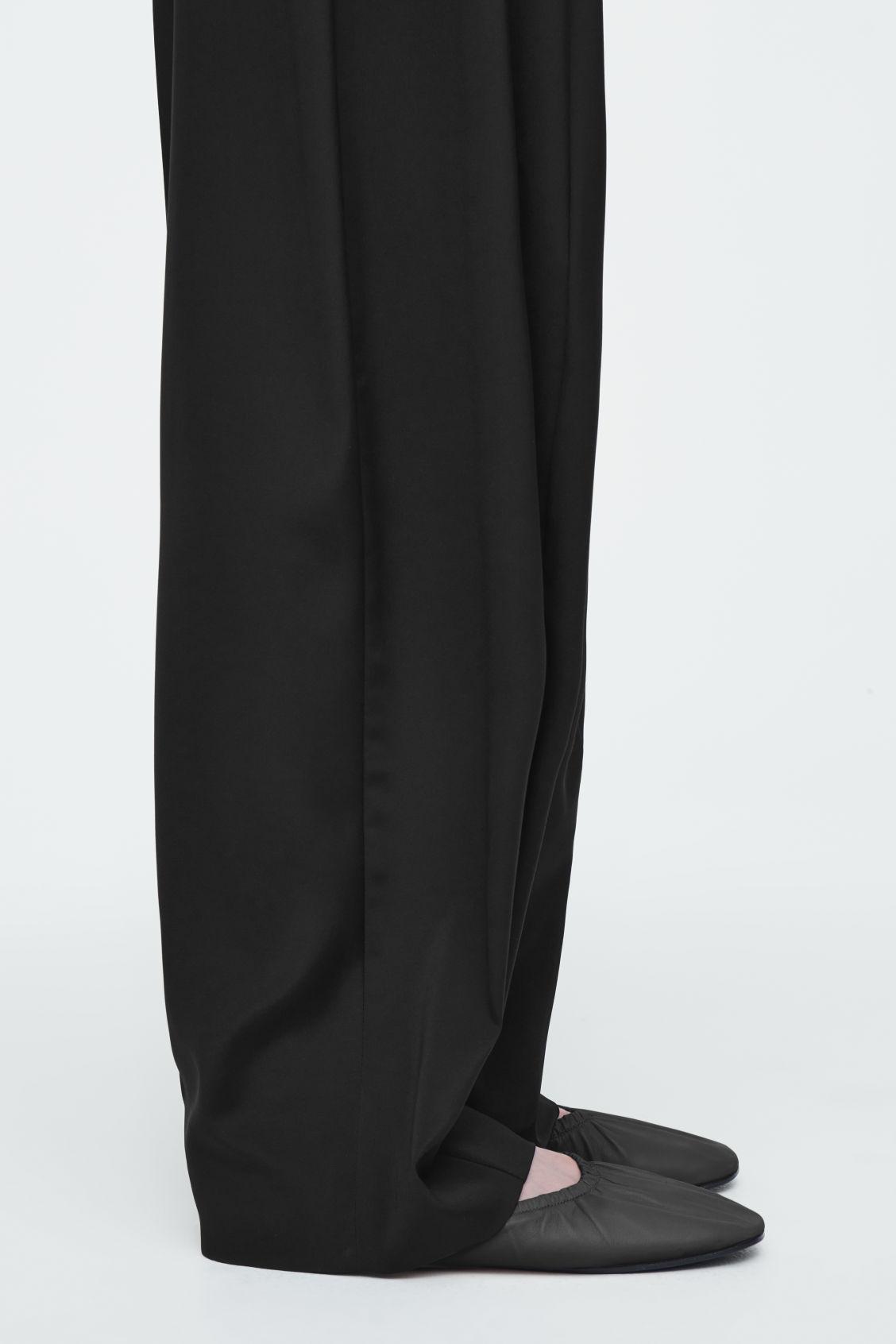 THE RUCHED LEATHER BALLET FLATS Product Image