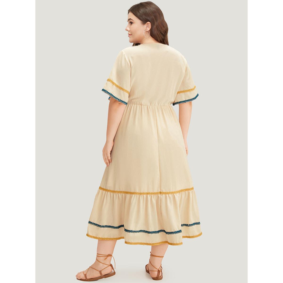 Plus Size Contrast Trim Pocket V Neck Gathered Dress Ivory Women Vacation Gathered V-neck Short sleeve Curvy Midi Dress BloomChic 26/4X Product Image