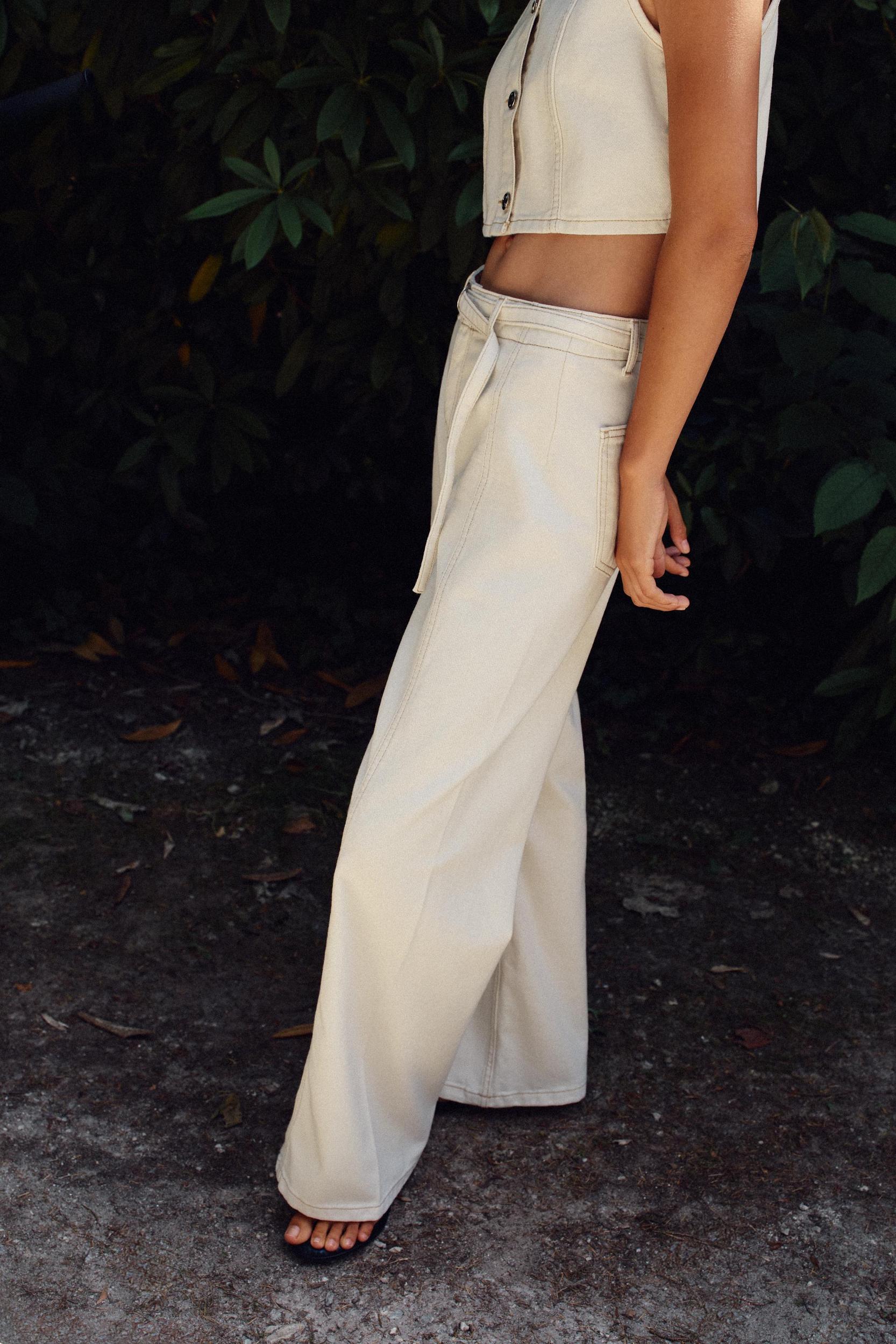 Z1975 HIGH-WAISTED BOOTCUT BELTED JEANS Product Image