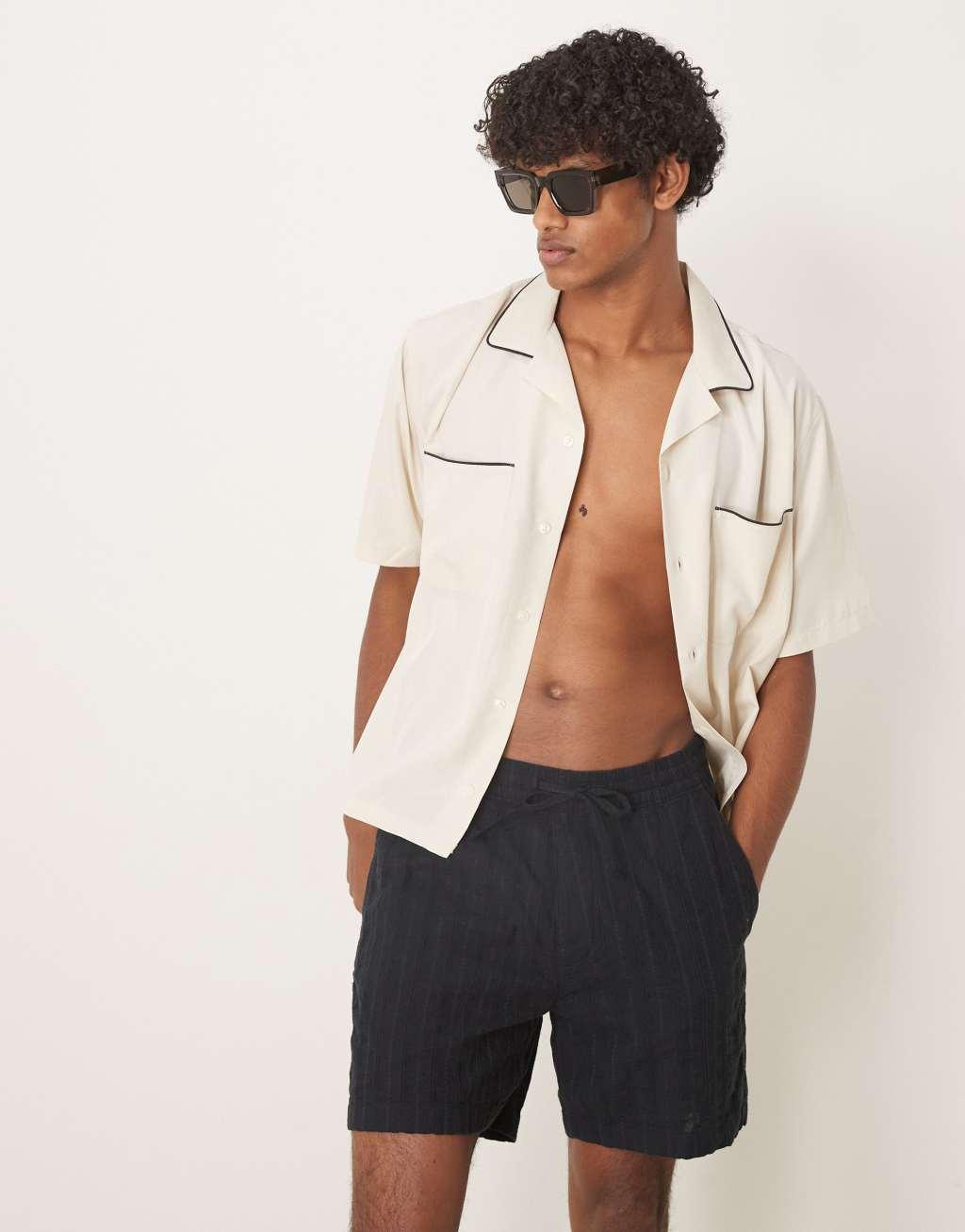 Abercrombie & Fitch 6 inch textured linen drawstring shorts in black Product Image