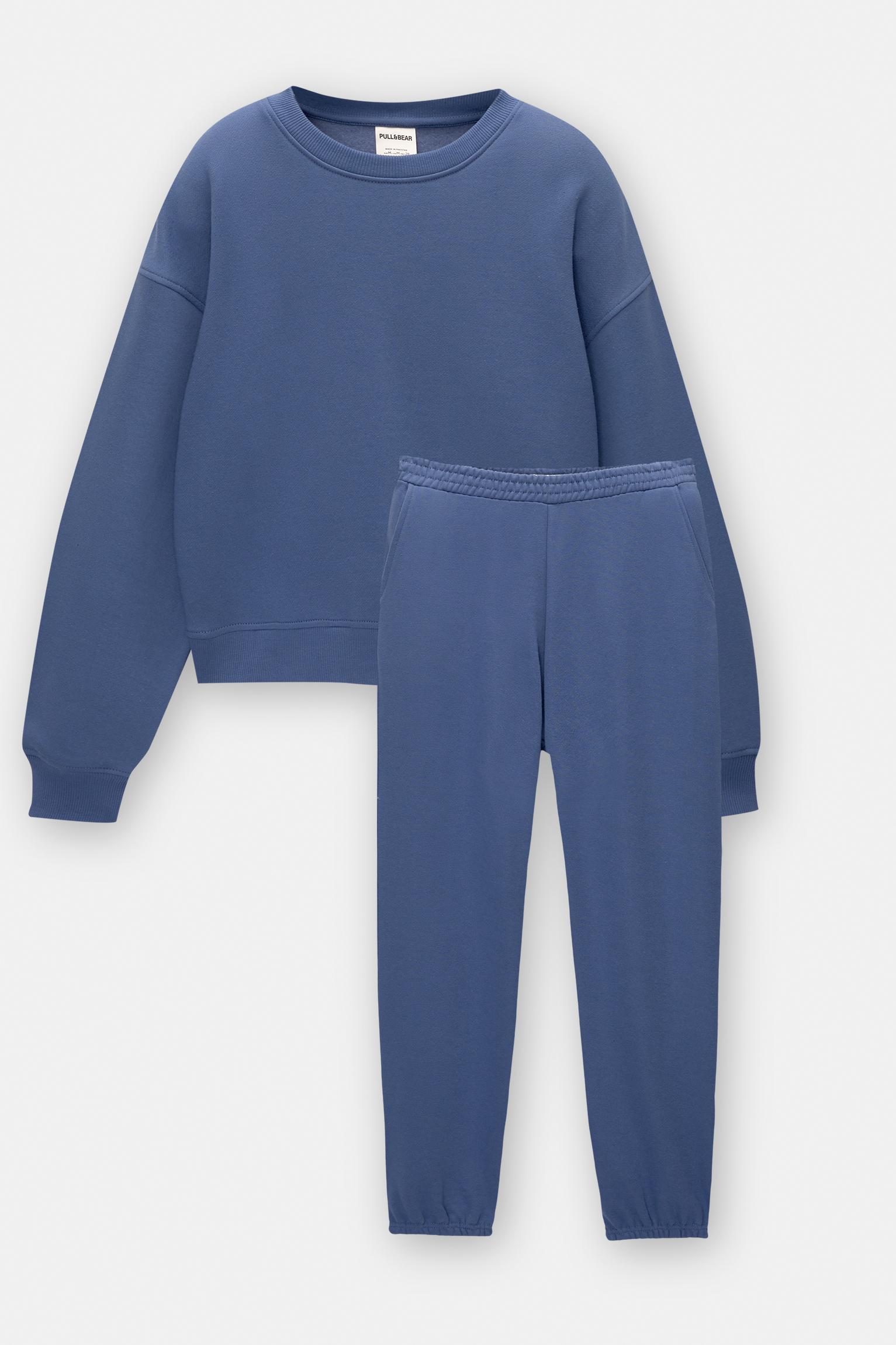 Sweatsuit set with sweatshirt and sweatpants Product Image