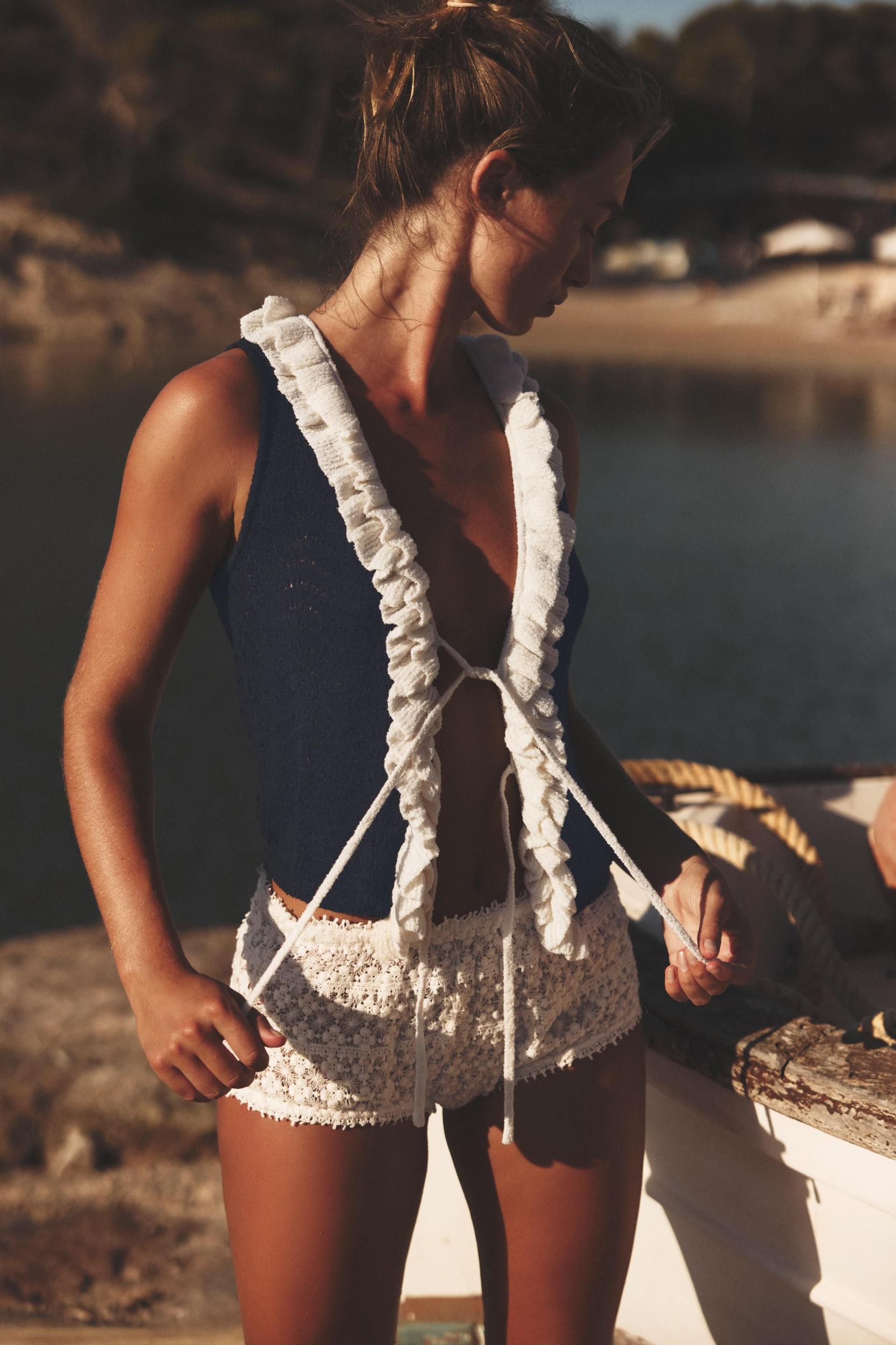 CONTRAST RUFFLE TOP Product Image