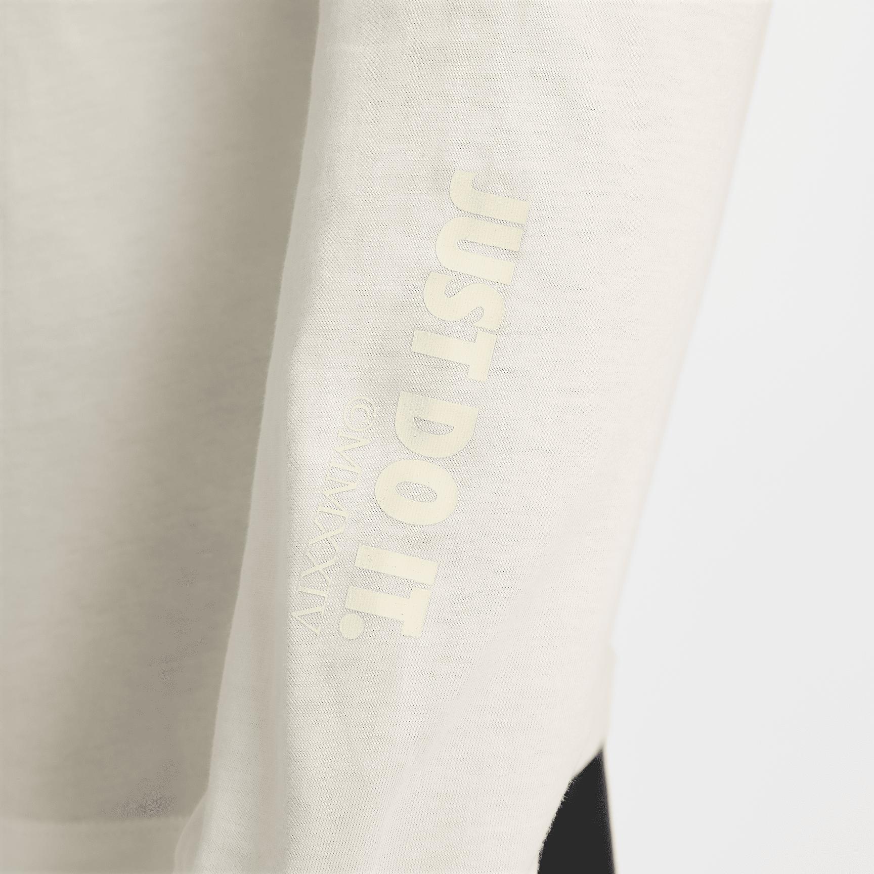 Nike Sportswear Club Long-Sleeve T-Shirt Product Image