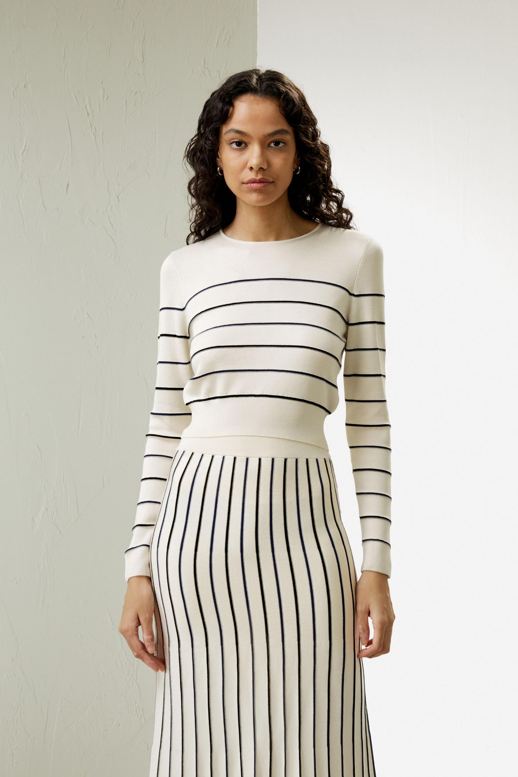 Cropped Silk-knitted Long Sleeve Tee Product Image