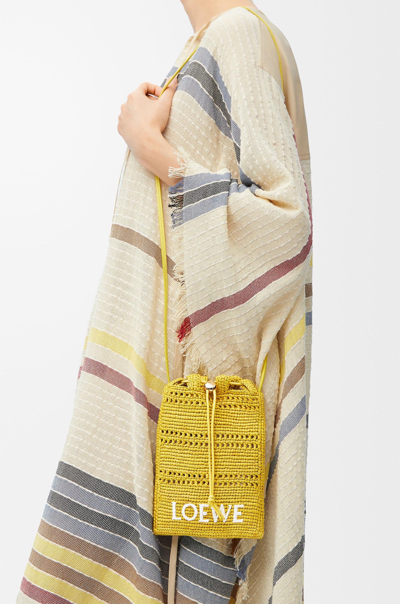 Drawstring pocket in raffia  Product Image