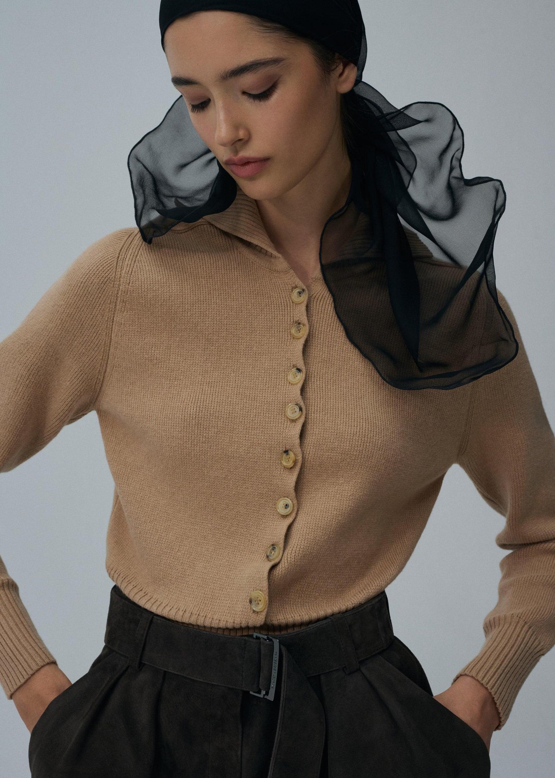 Long-sleeve buttoned cropped sweater in beige Product Image