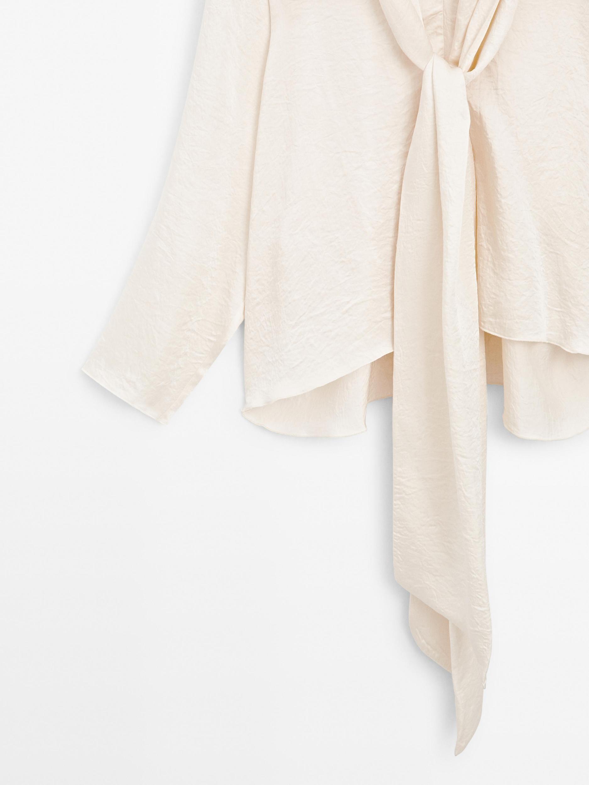 Flowing blouse with tie Product Image