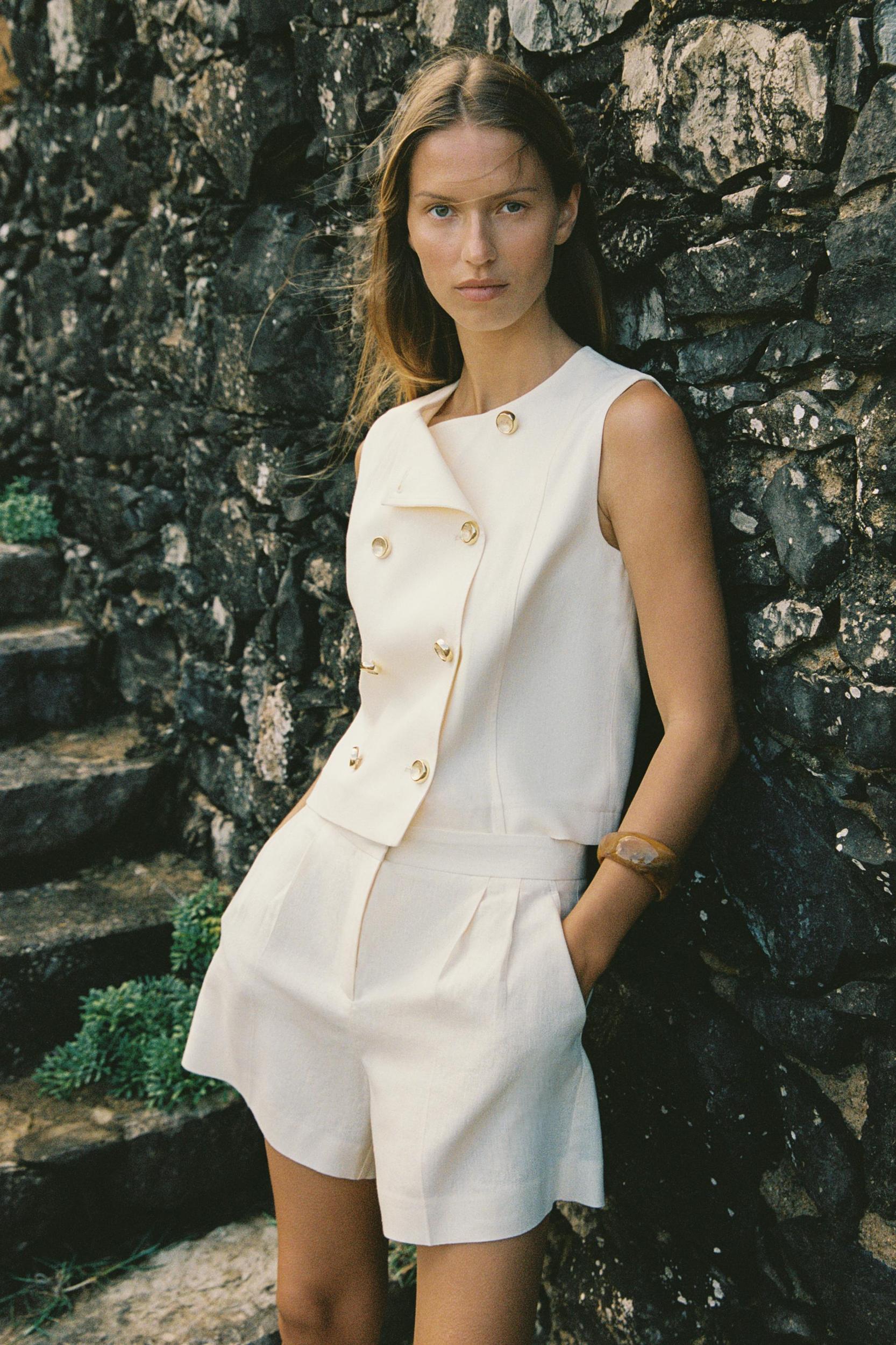 LINEN PLEATED BERMUDA SHORTS Product Image