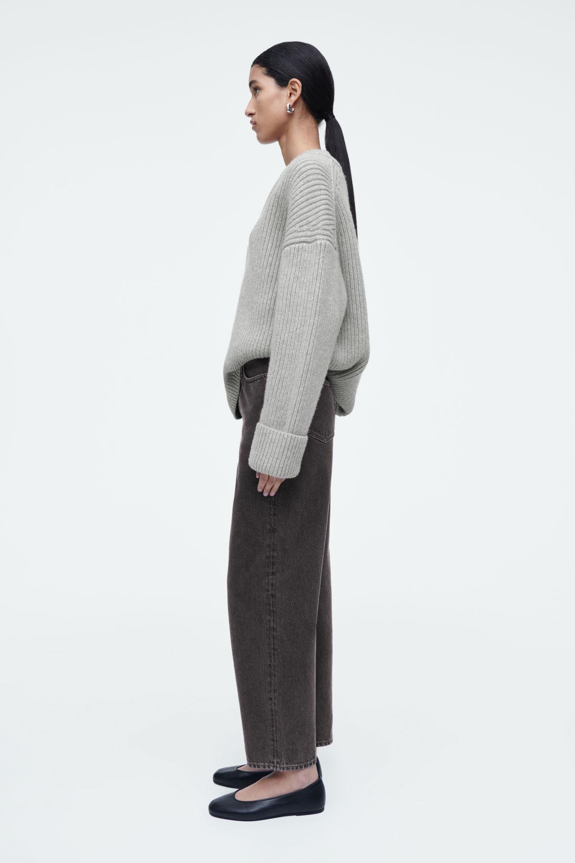 ARCH TAPERED JEANS Product Image