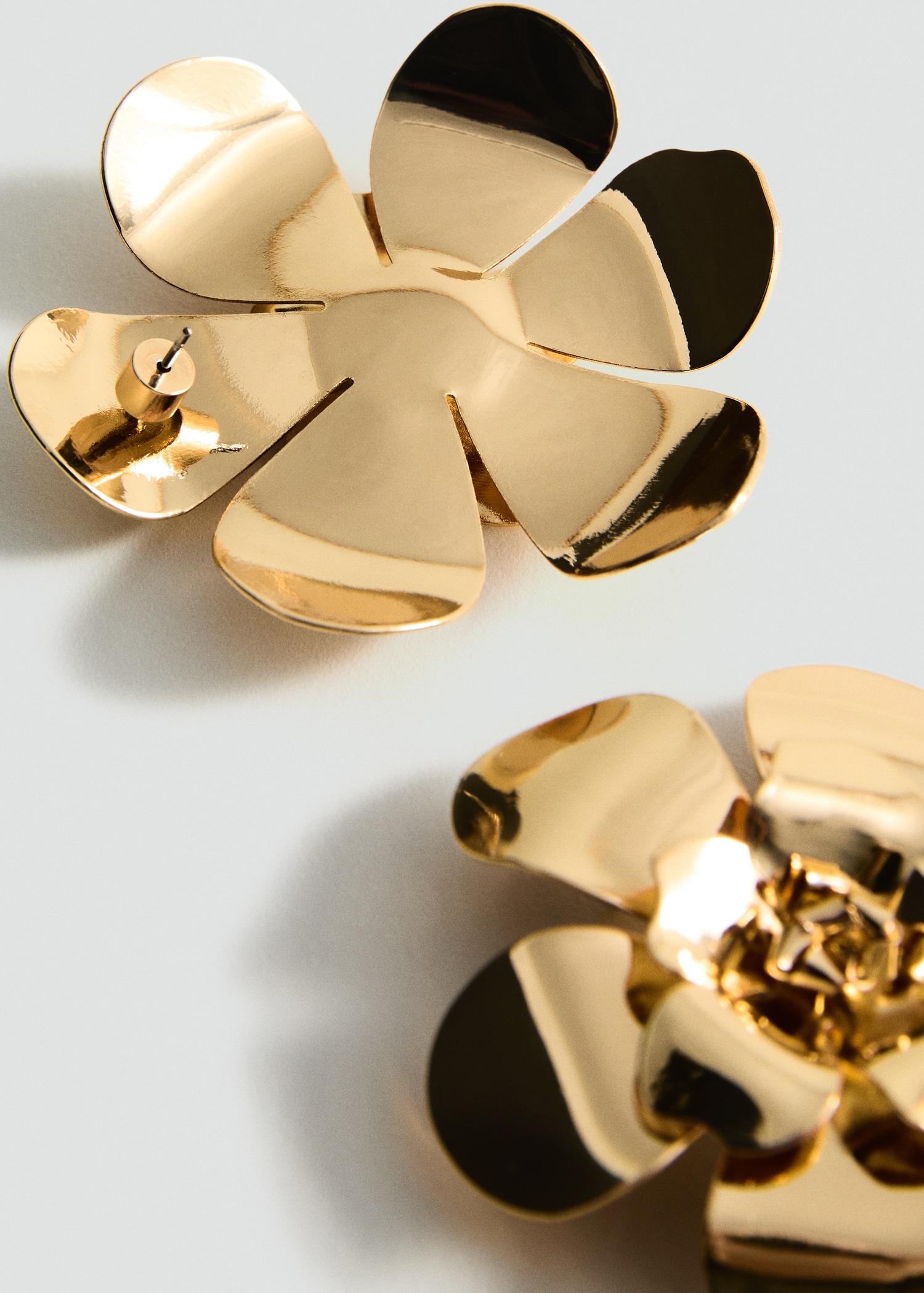 Maxi flower earrings - Women | MANGO USA Product Image