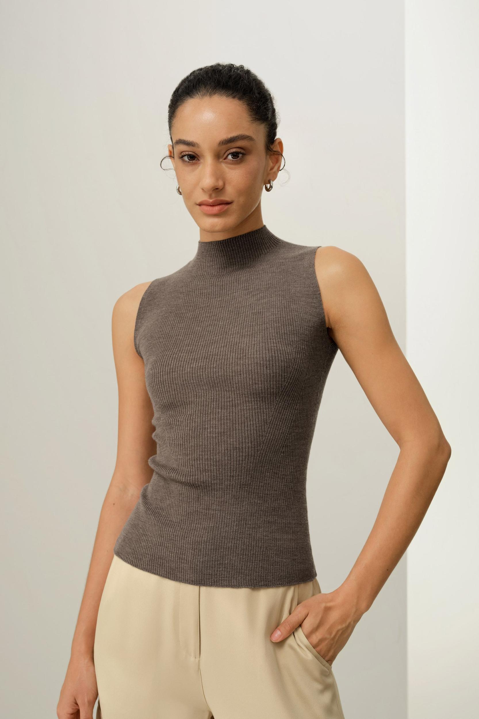 Seamless Knit Washable-Wool Vest Product Image