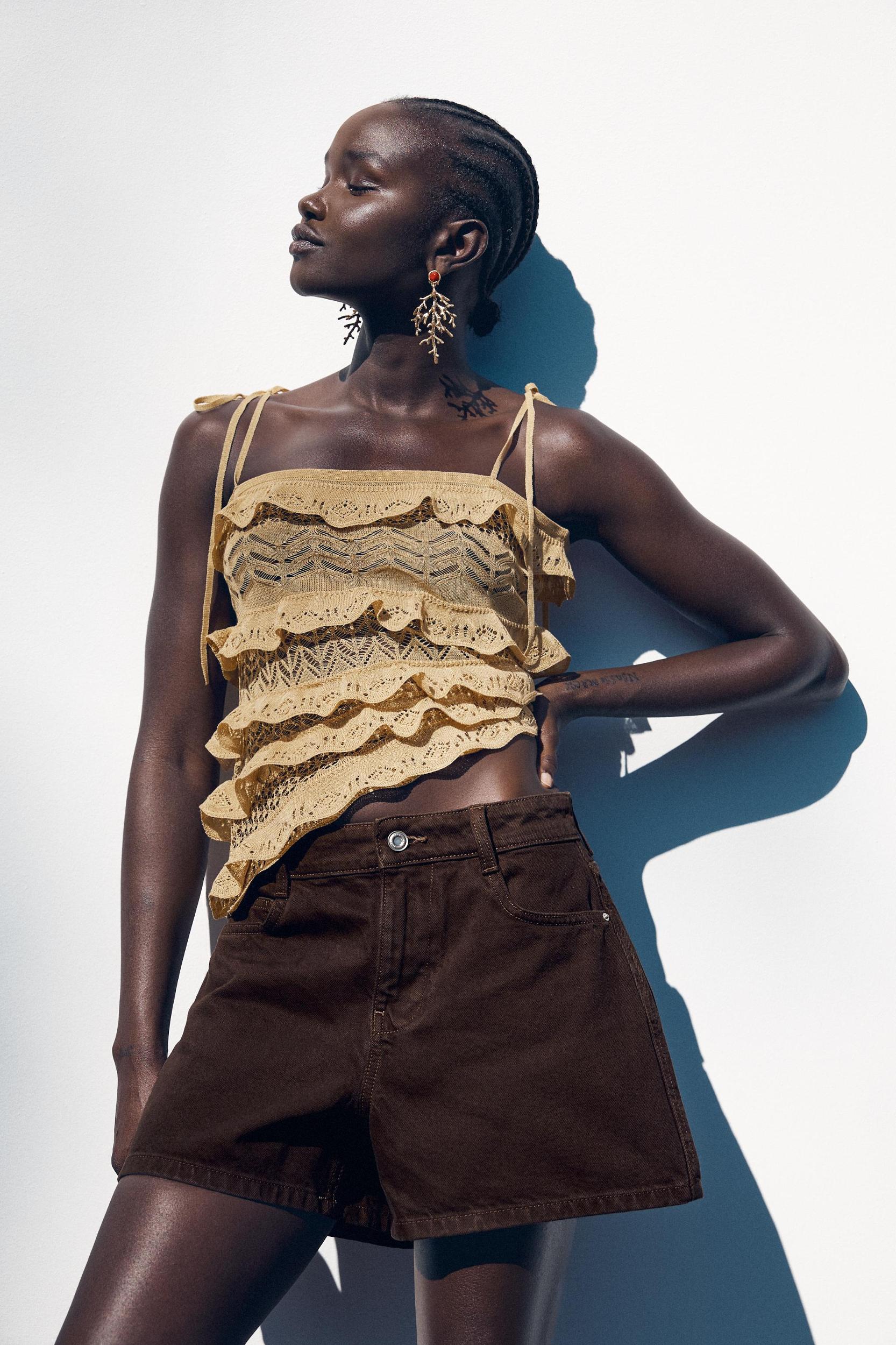 Z1975 MID-RISE MOM FIT SHORTS Product Image