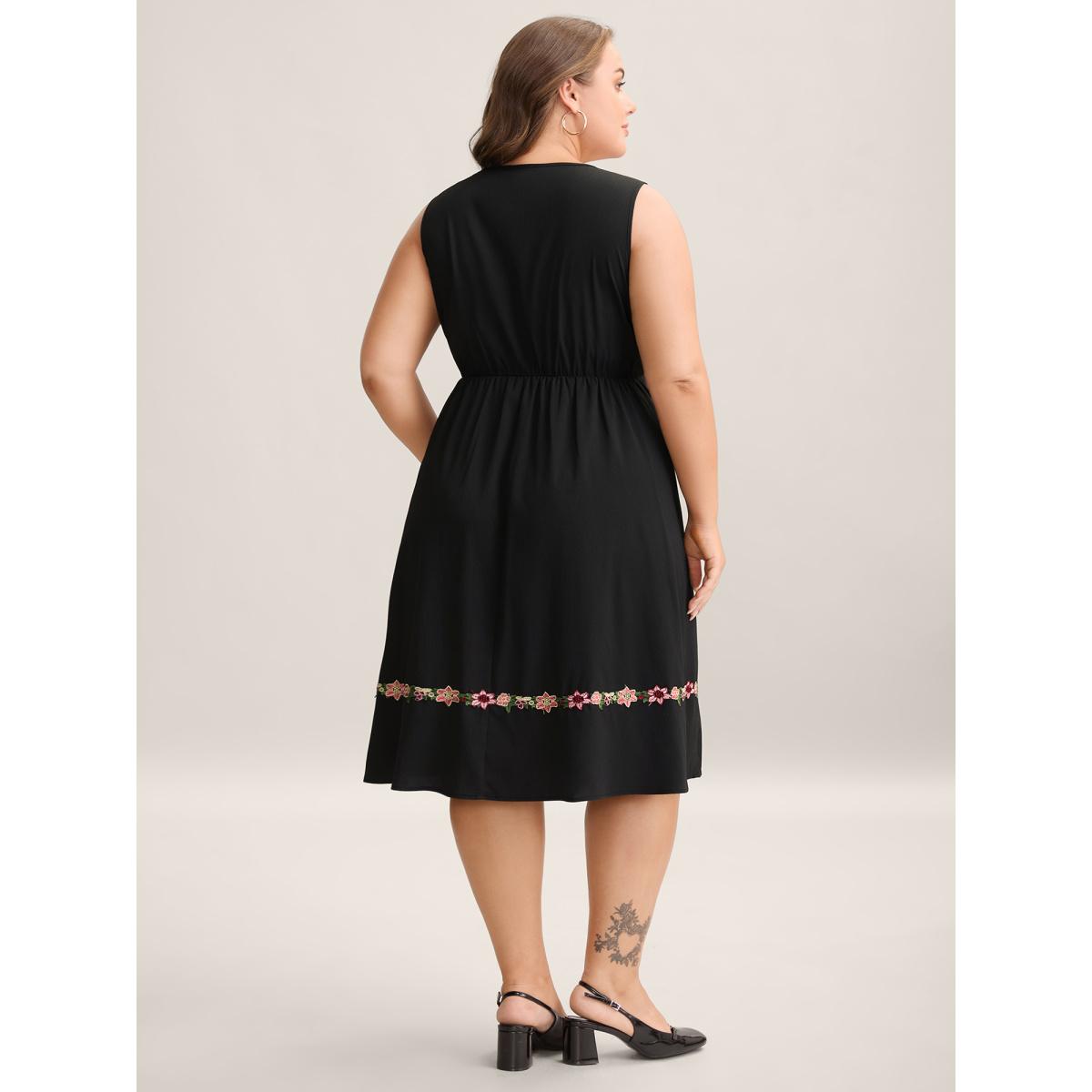 Plus Size Woven Plain Floral Neckline Sleeveless Midi Dress Black Women Elegant Woven ribbon&lace trim V-neck Sleeveless Curvy BloomChic 30/6X Product Image