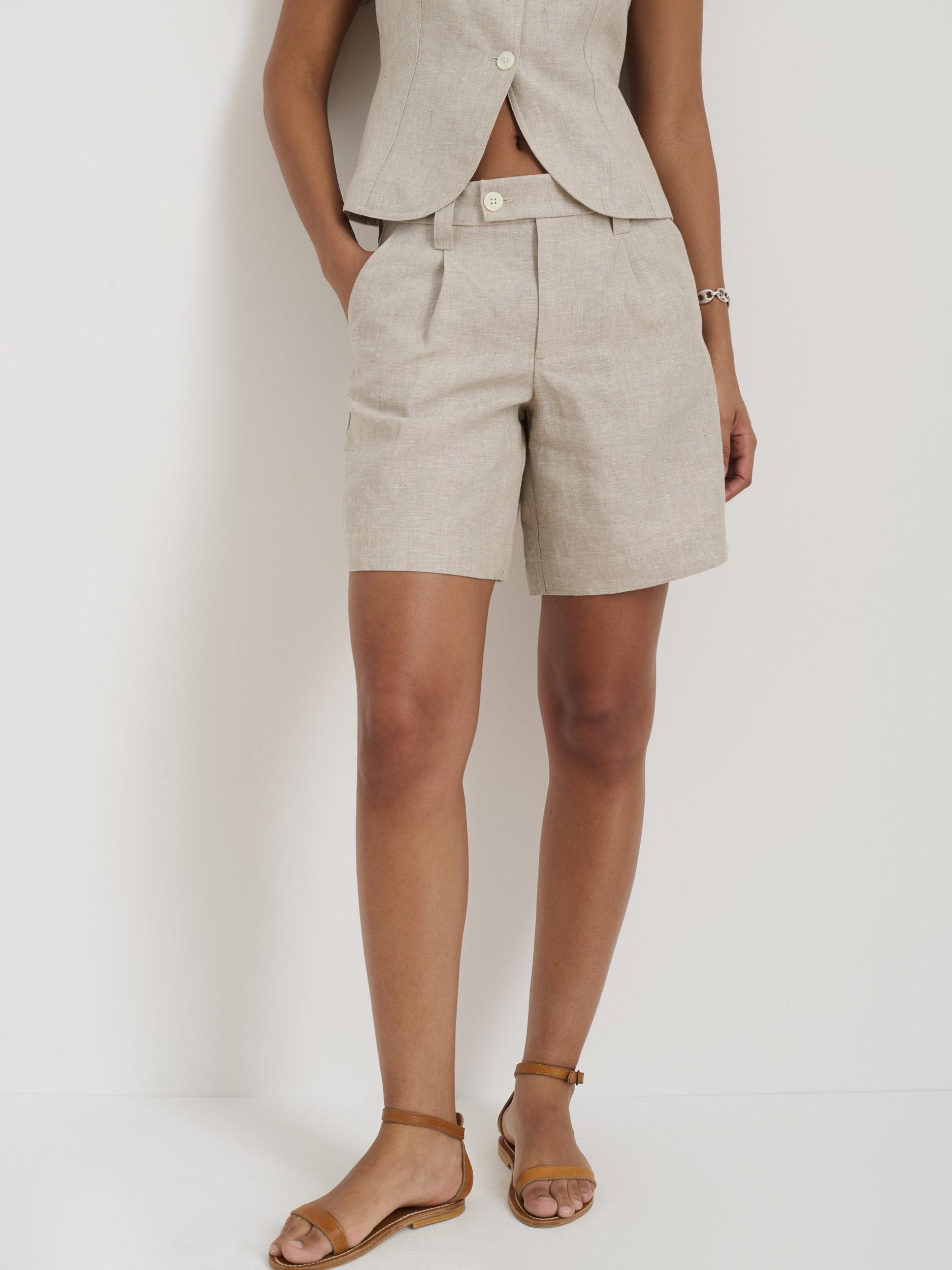 Luna Pleated Short In Flax Product Image