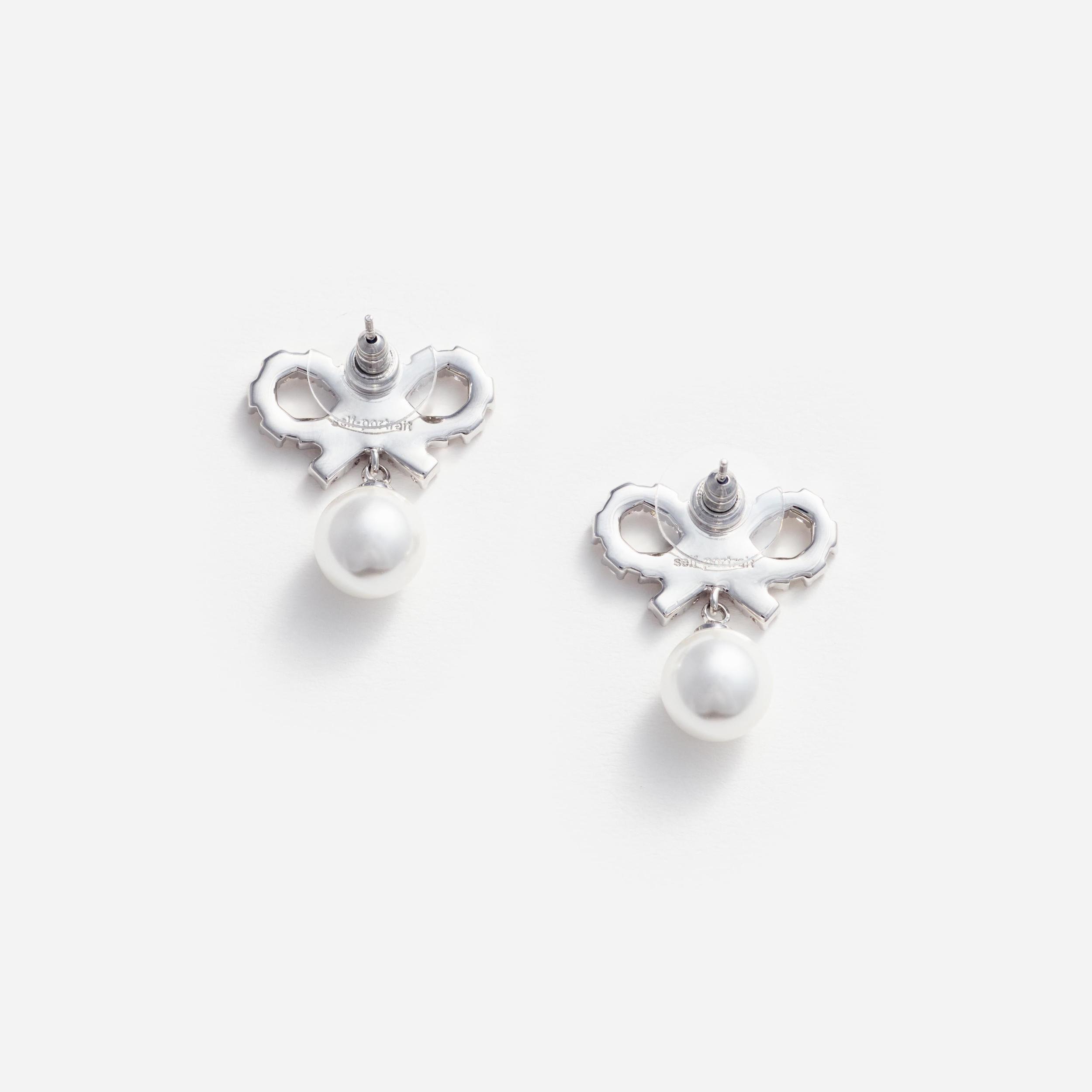 Micro Bow Pearl Earrings Product Image