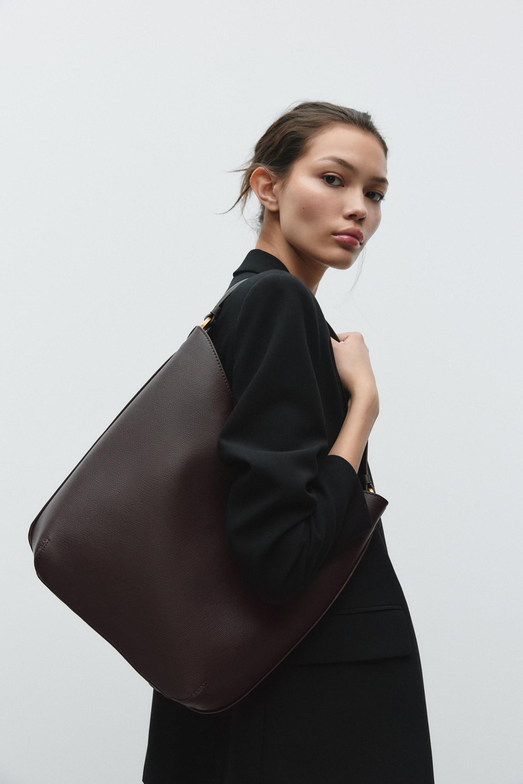 DETAIL SHOULDER BAG Product Image