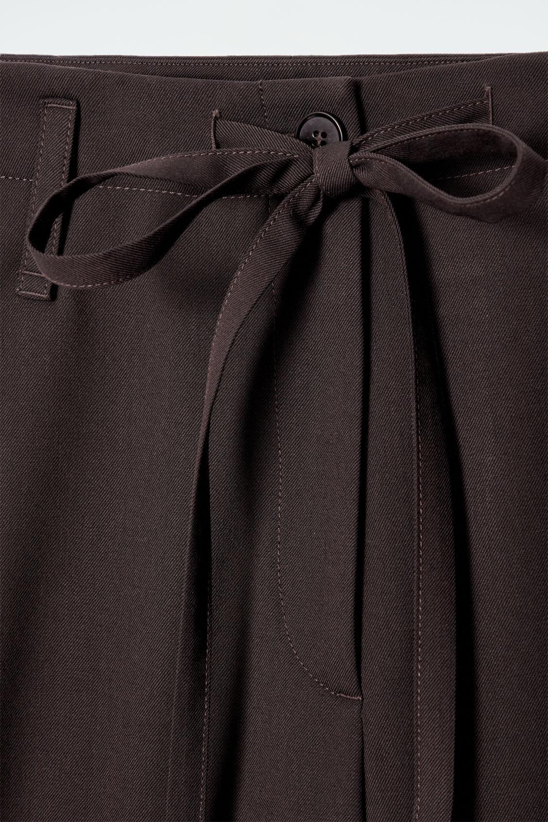 DRAWSTRING TWILL BARREL-LEG PANTS Product Image