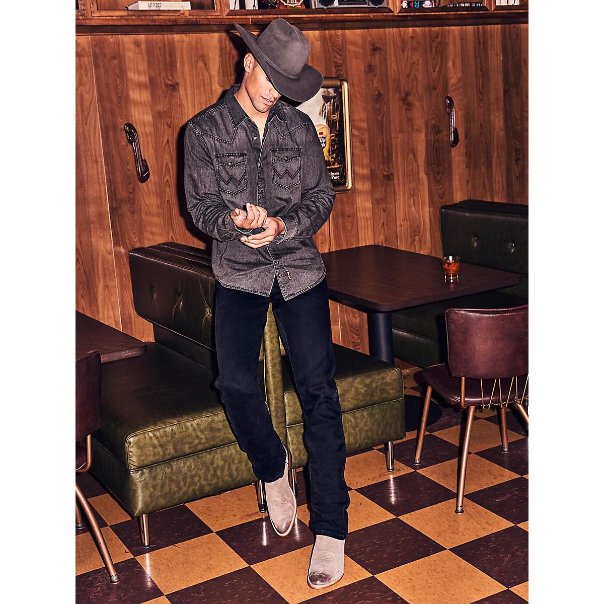 Men's Wrangler Retro® Slim Fit Straight Leg Jean in Blackwell Product Image