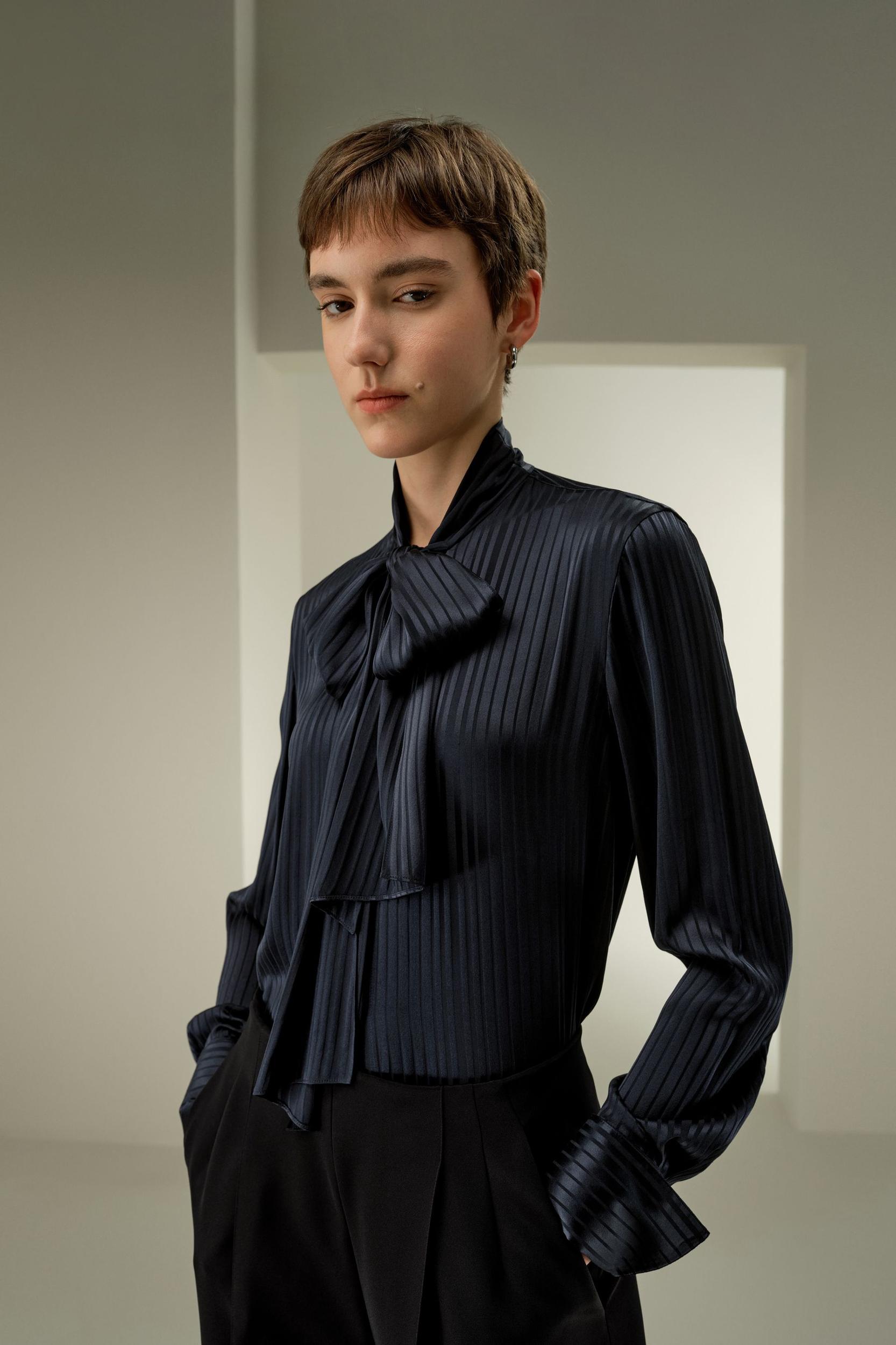 Silk Blouse with a detachable ribbon Product Image