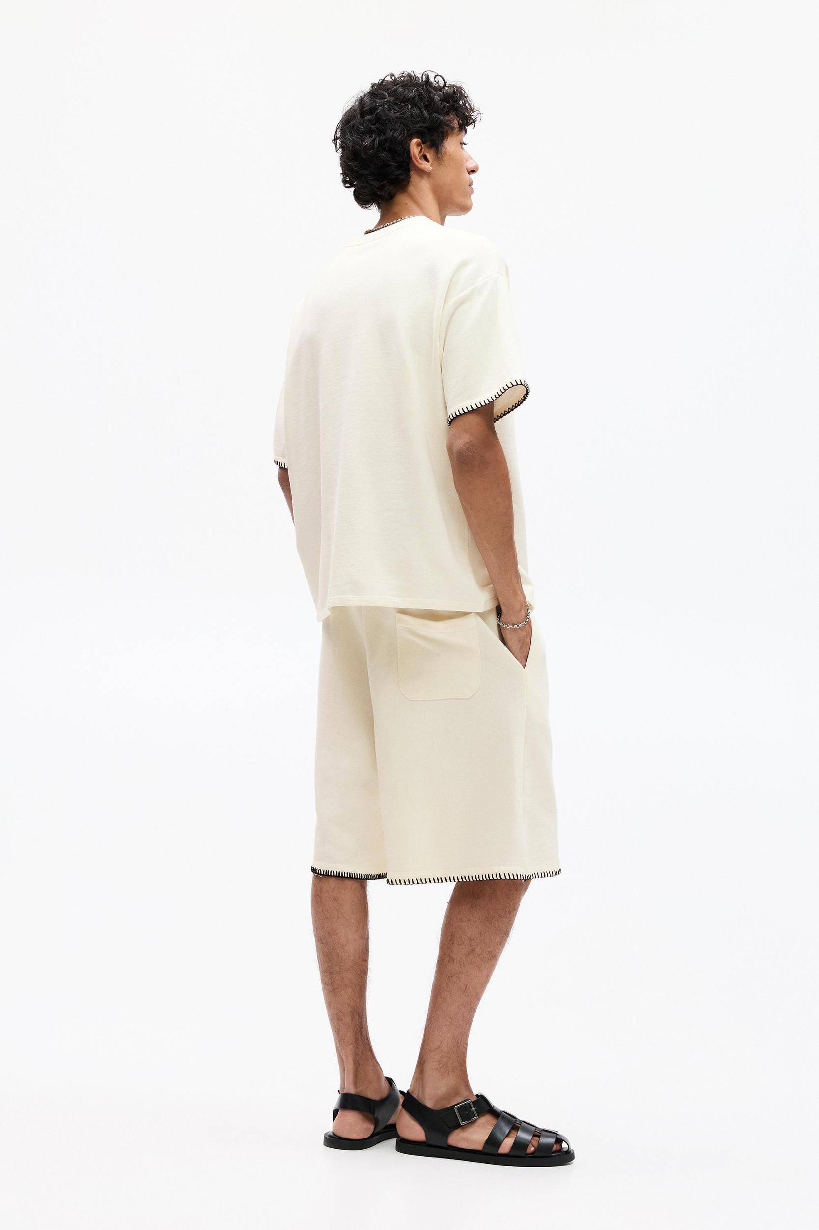 T-shirt with contrast seams Product Image