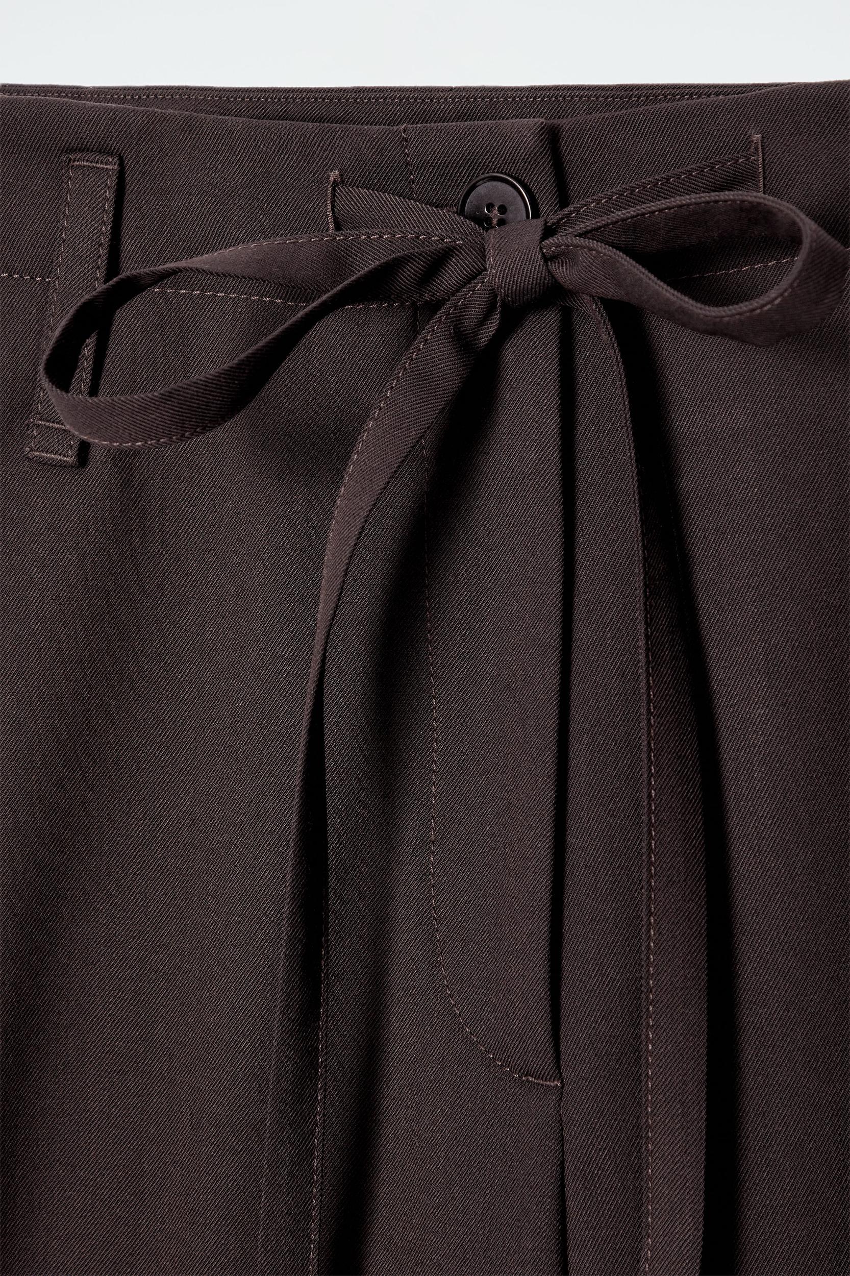 DRAWSTRING TWILL BARREL-LEG PANTS Product Image