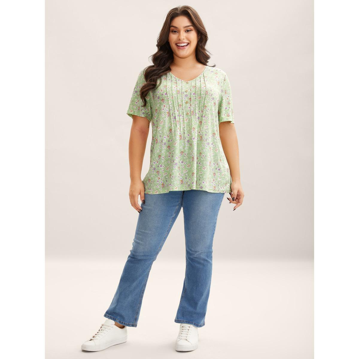 Plus Size Floral Print Plicated Detail T-Shirt LightGreen Women Leisure Tucked seam Natural Flowers V-neck Casual T-shirts BloomChic 10/M Product Image