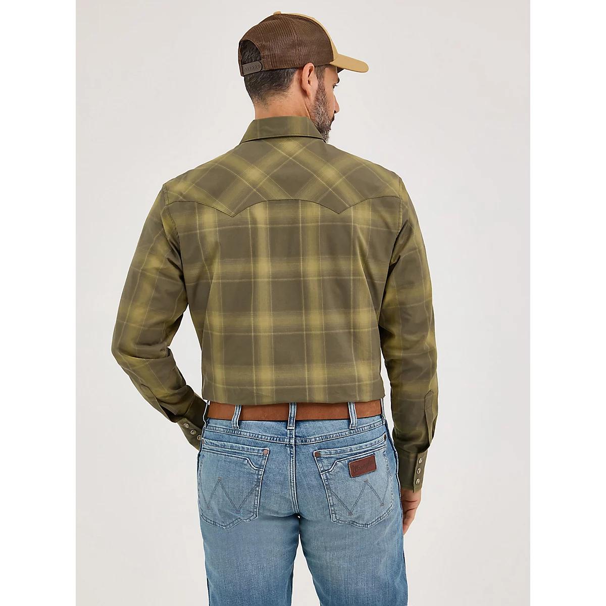 Men's Wrangler Retro® Long Sleeve Sawtooth Snap Pocket Western Shirt in Truly Blue Product Image